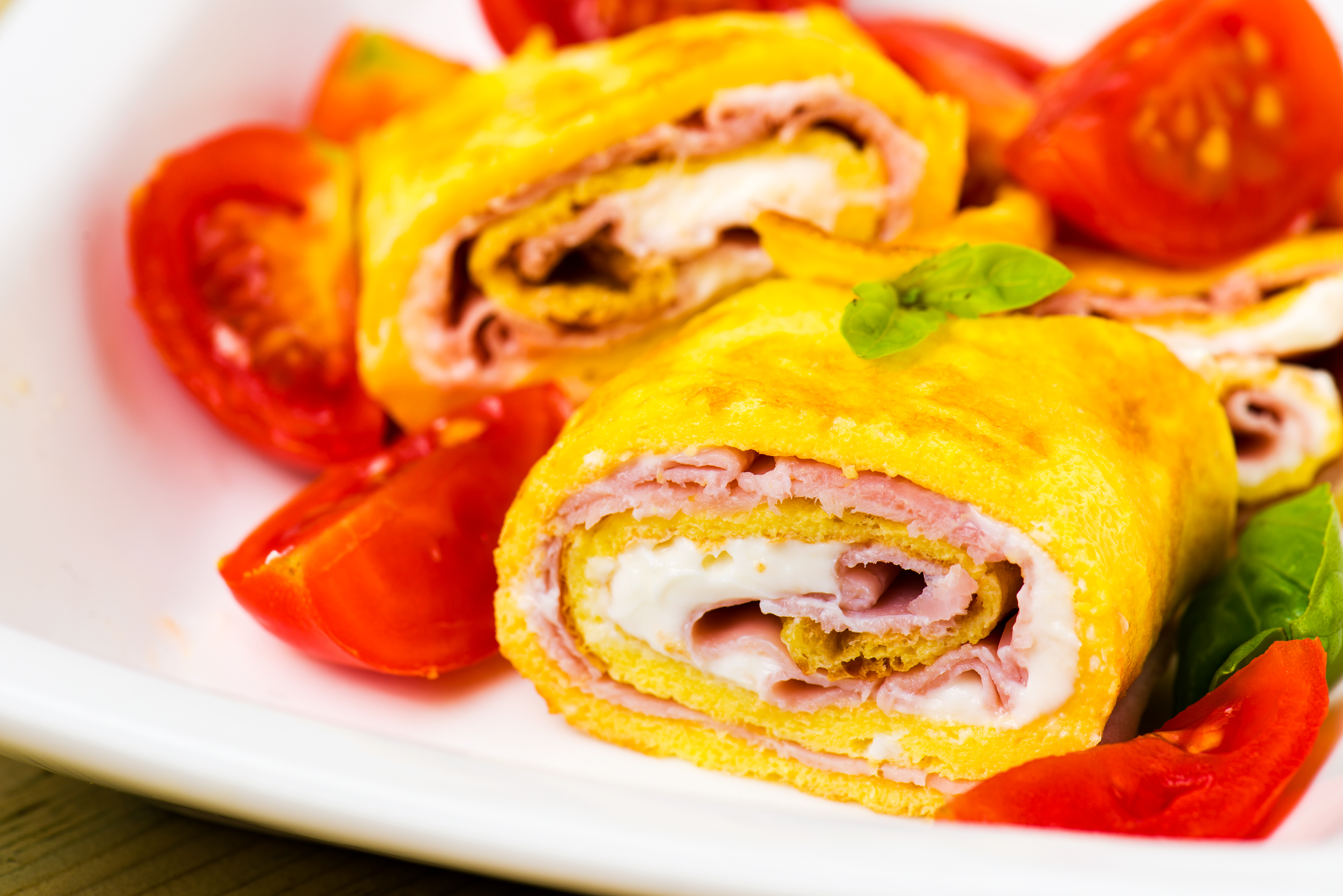 Rollitos de tortilla con jamón y queso