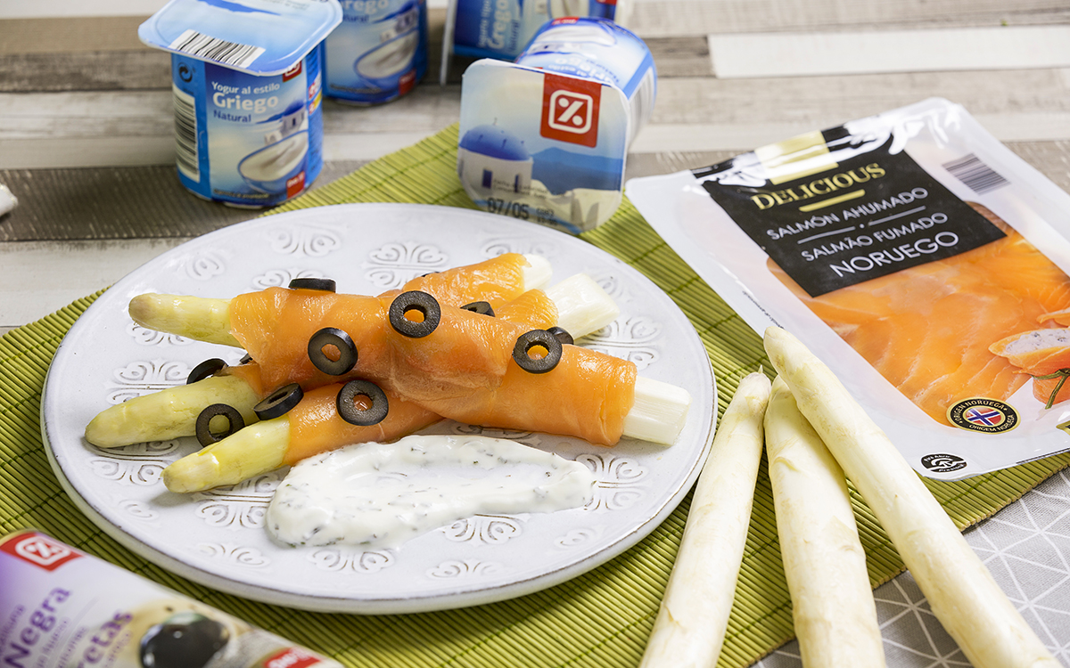 Rollitos de espárragos blancos con salmón