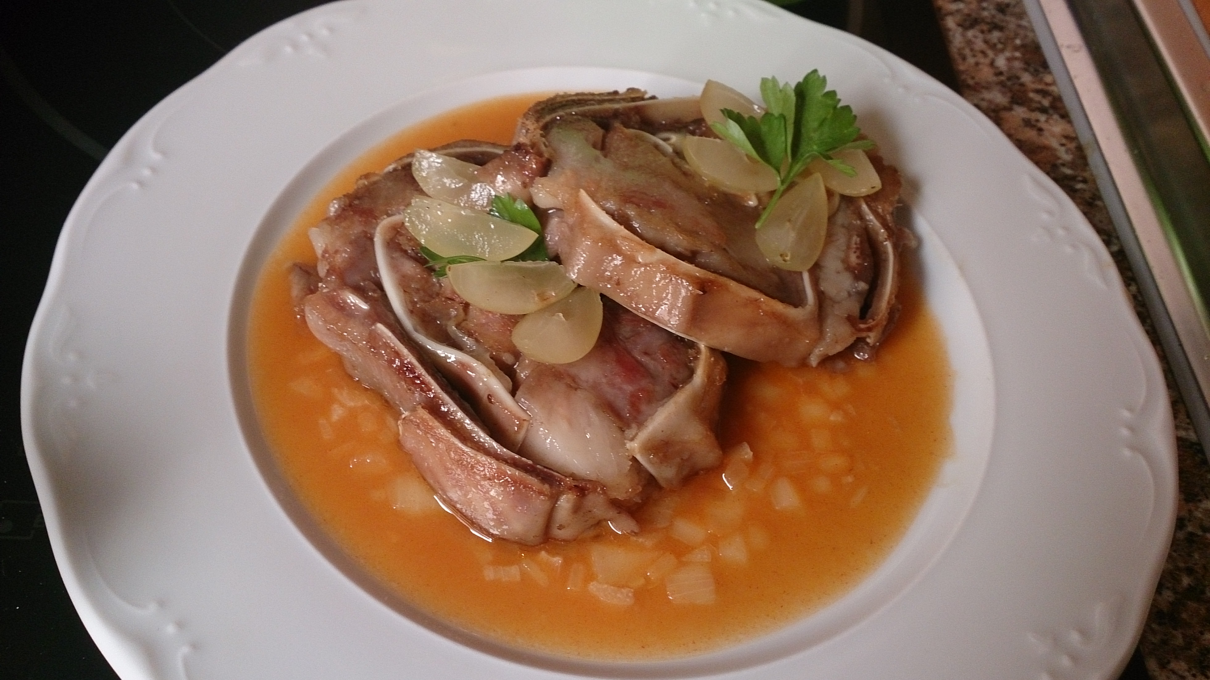ROLLITOS DE OREJA DE CERDO EN SALSA