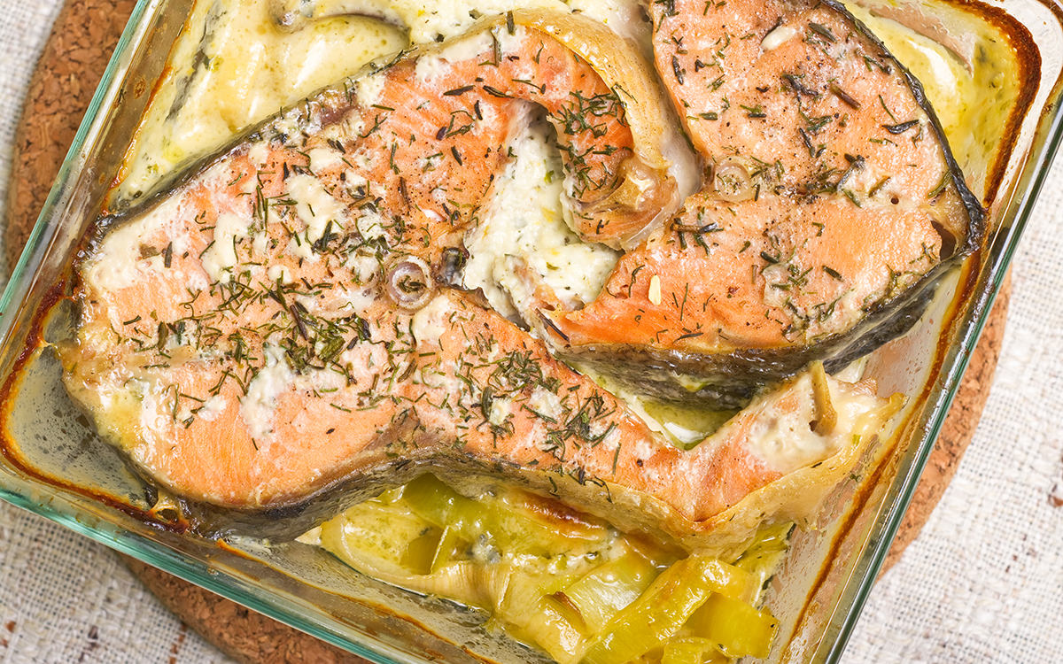 Salmón al horno con puerros