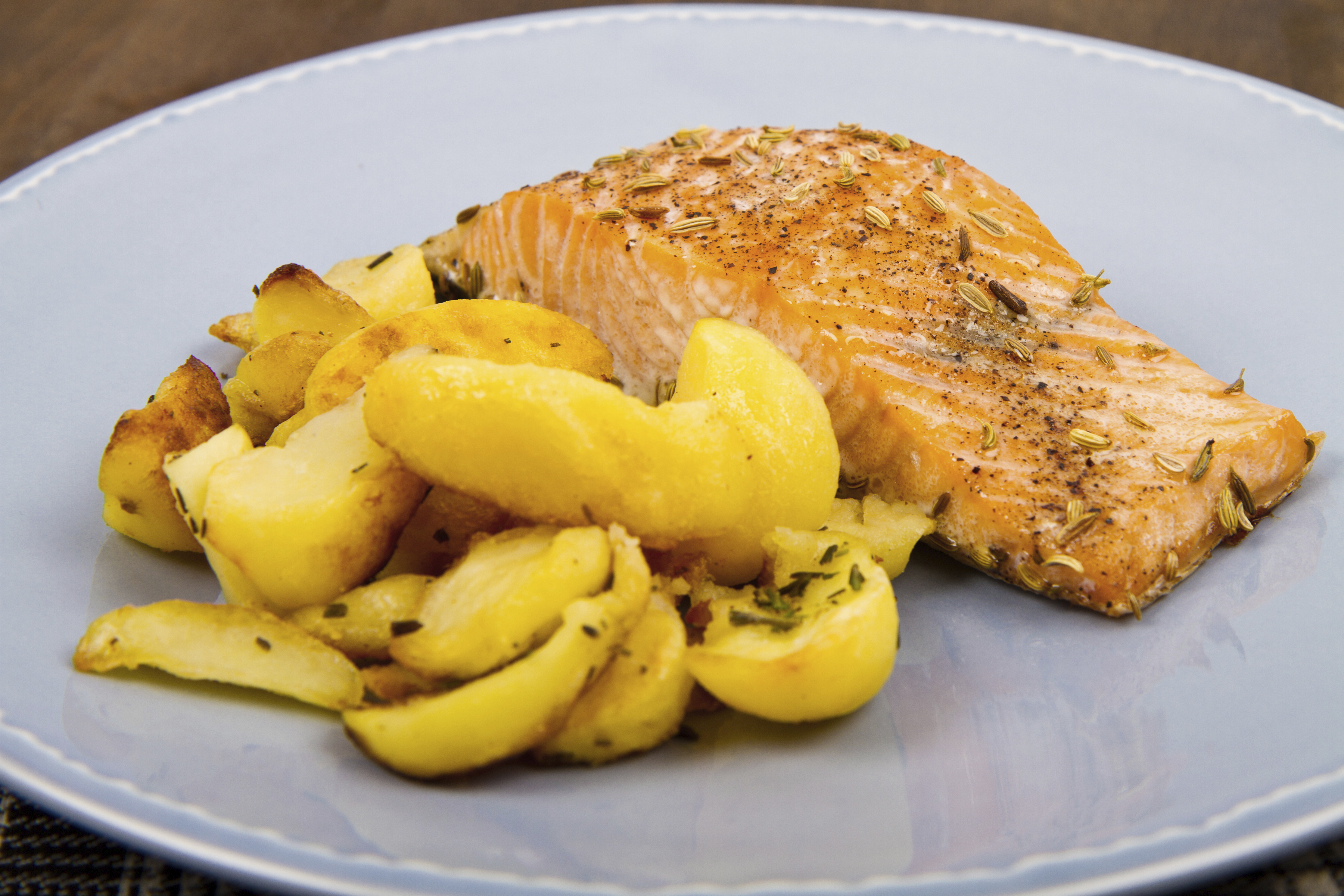 Salmón con patatas al horno