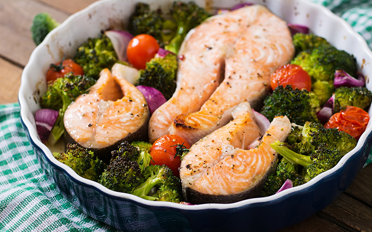 Salmón al horno con brócoli y coles de bruselas