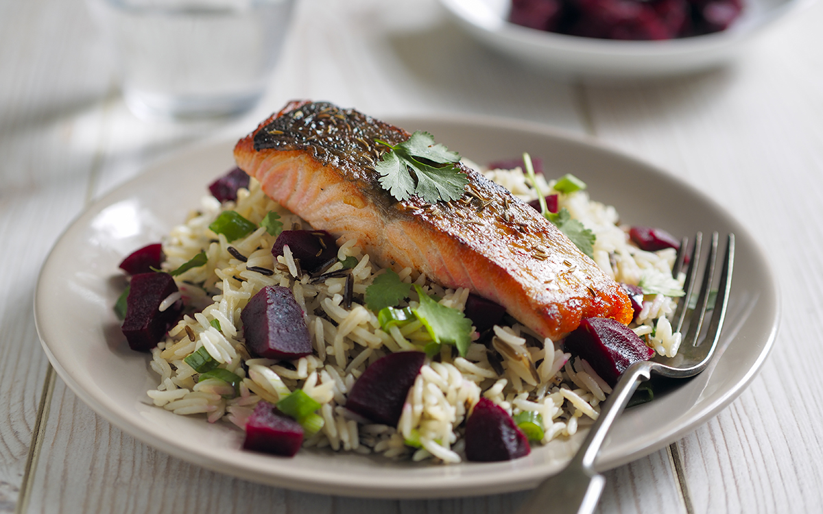 Salmón con ensalada de remolacha y arroz salvaje