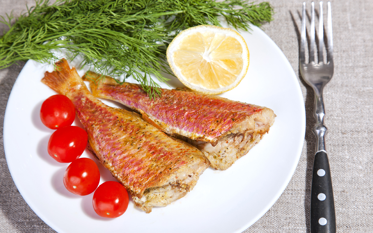 Salmonetes fritos con tomatitos a la sartén