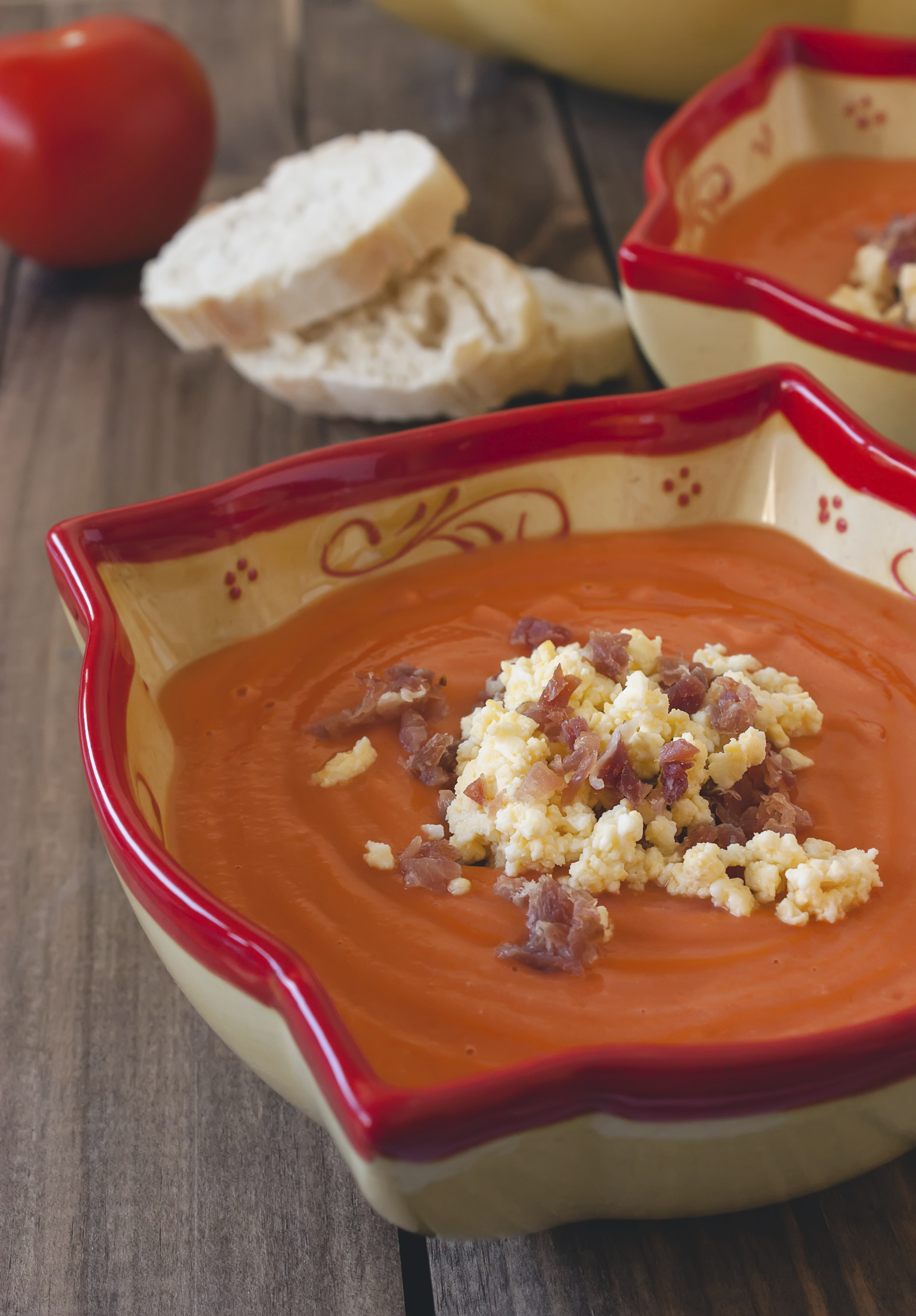 Salmorejo cordobés con jamón y huevo