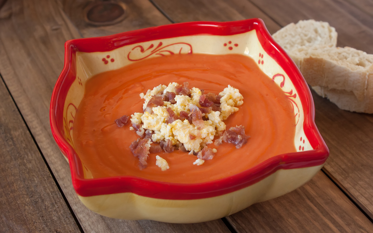 Salmorejo tradicional con ibérico y huevo duro