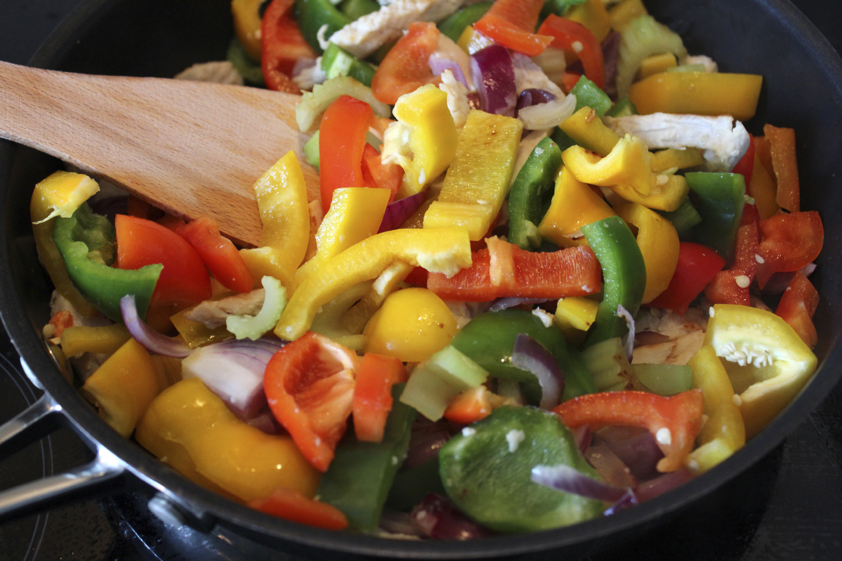 Verduras fritas con pechuga de pollo