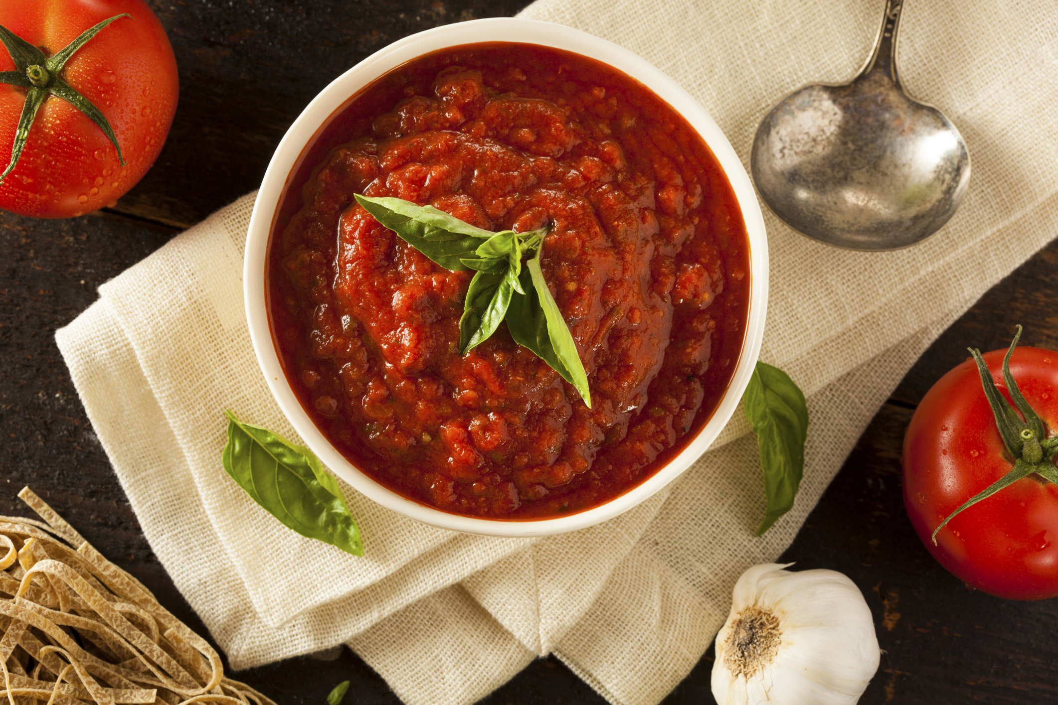 Salsa de tomates para pizza sin cocción