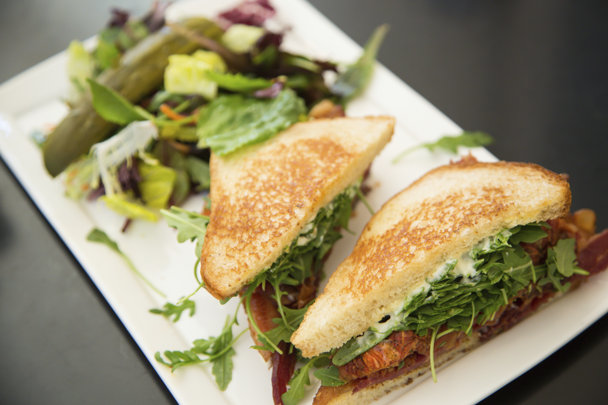 Sándwich de rúcula, tomate y cecina