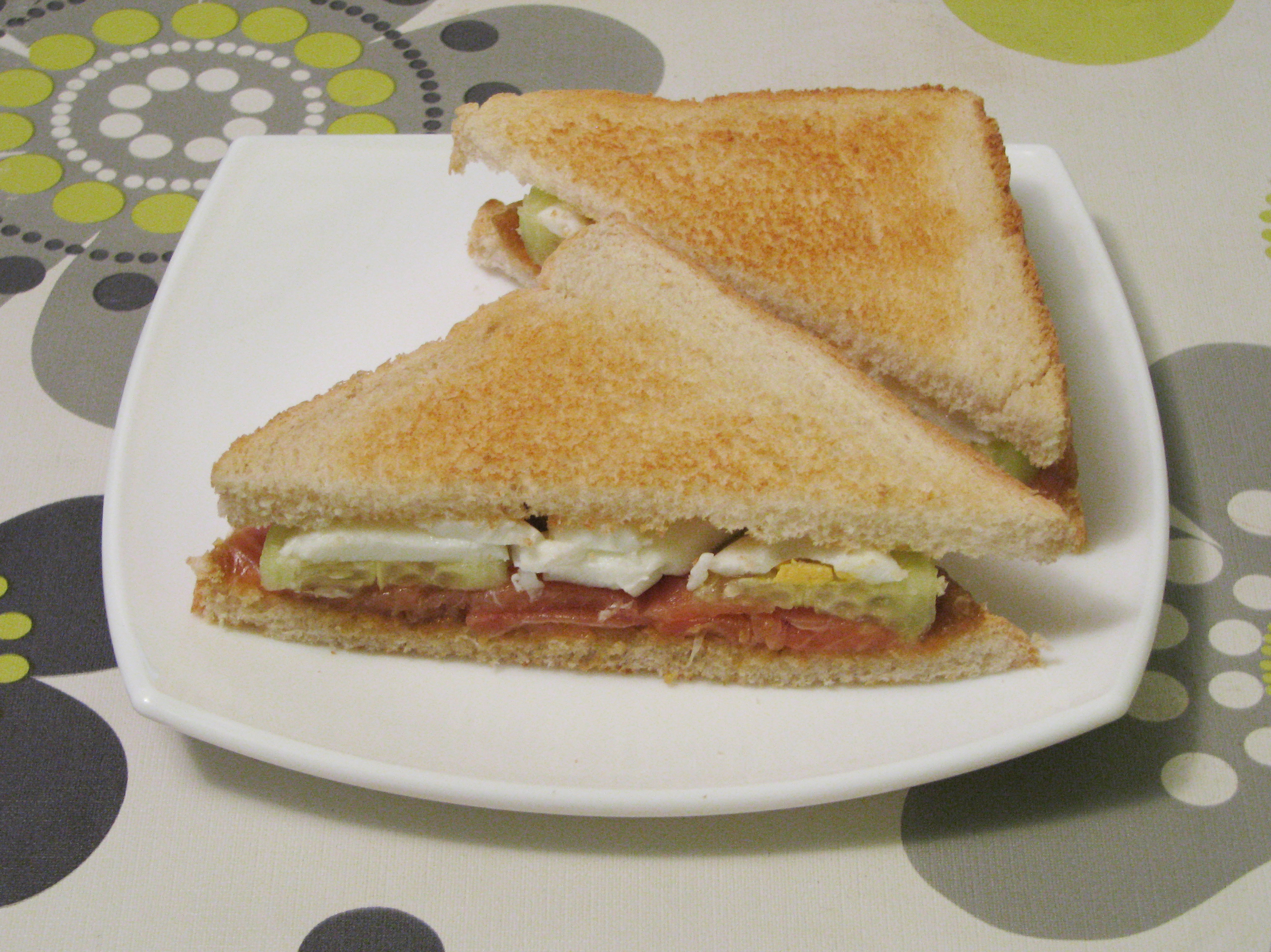 Sándwich de salmón con salsa verde