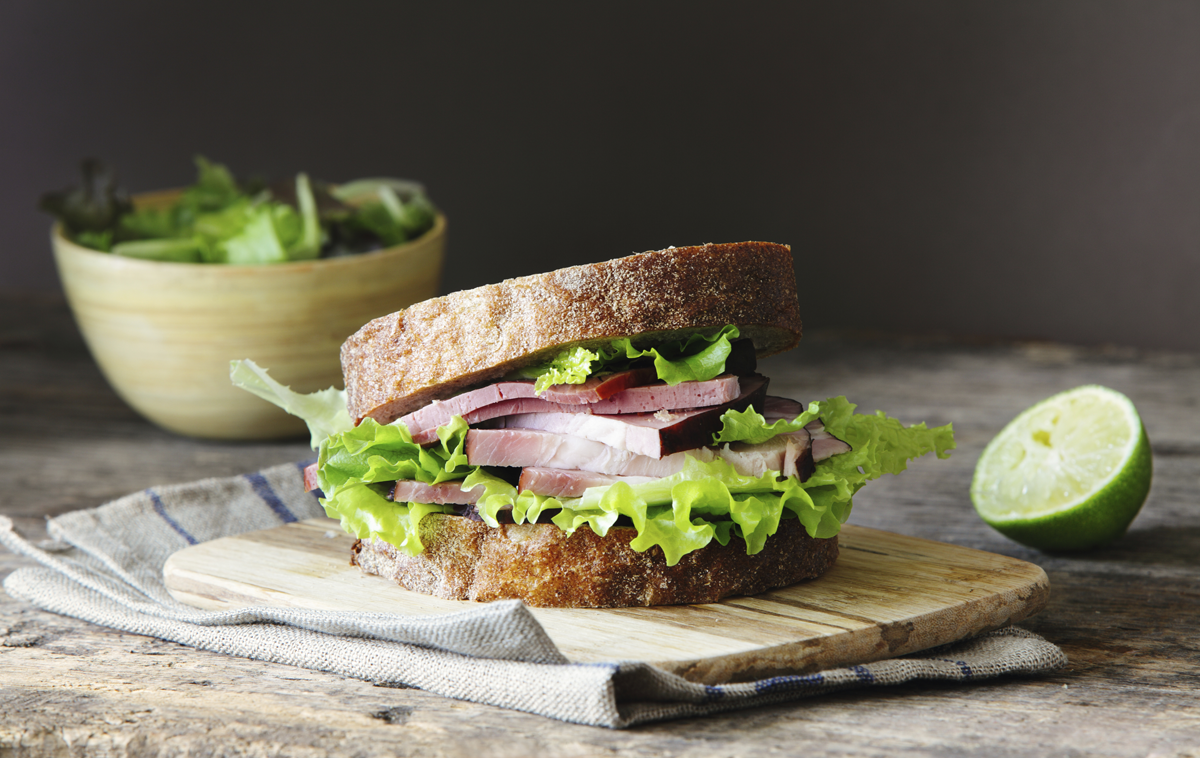 Sandwich de jamón y ensalada