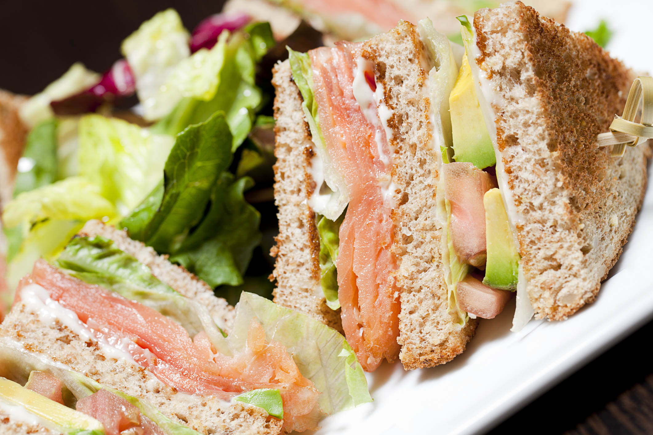 Sándwiches de salmón y aguacate para la hora del té