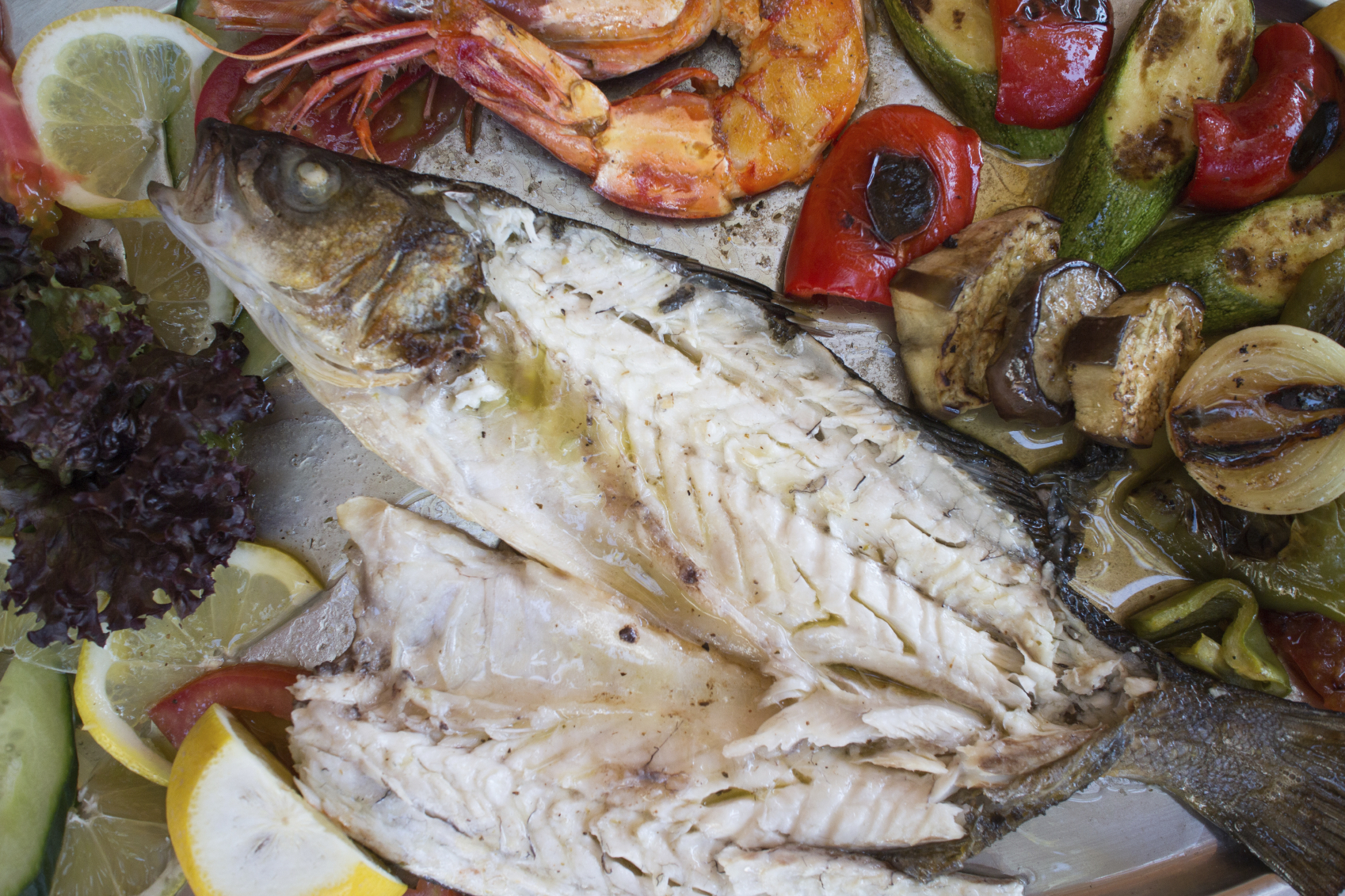 Pescado con gambas y verduras a la plancha