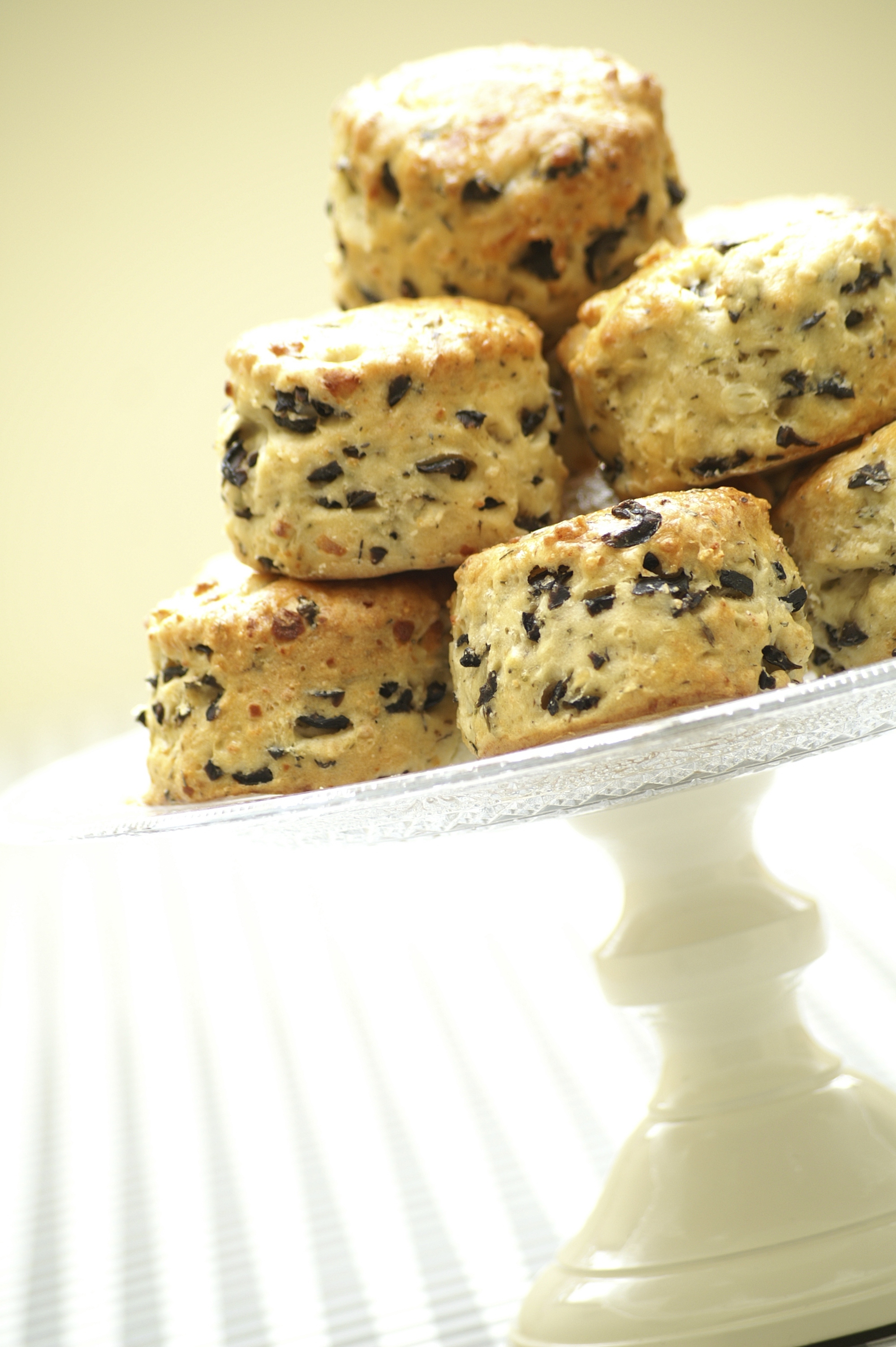 Scones de queso y aceitunas negras