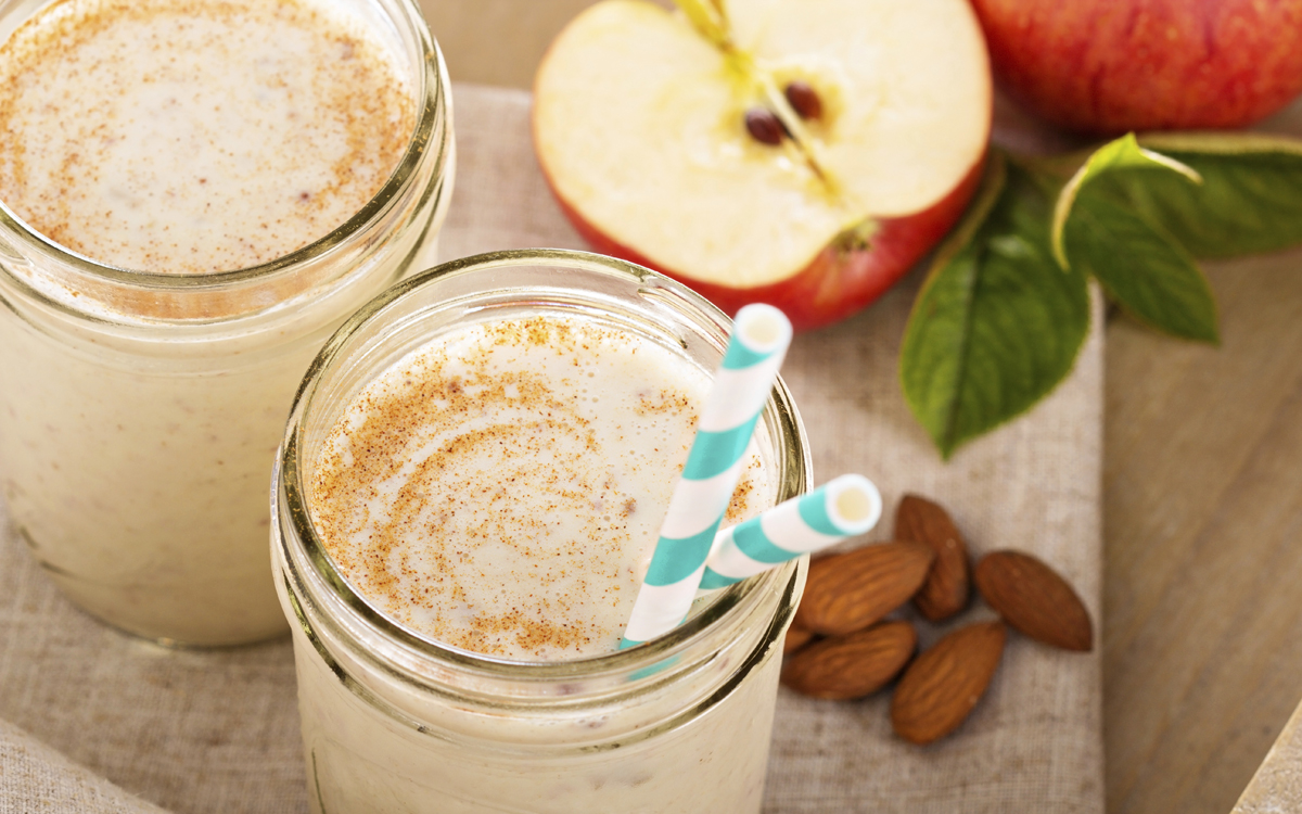 Smoothie de manzana, plátano con almendras y canela