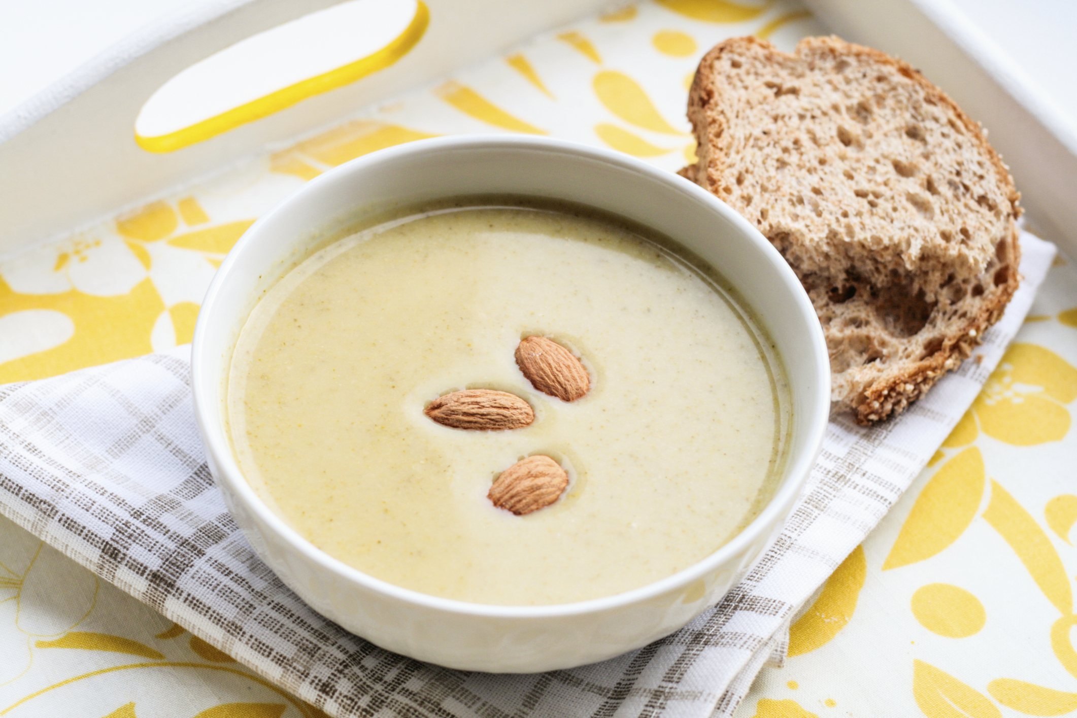 Sopa de cardos con almendras