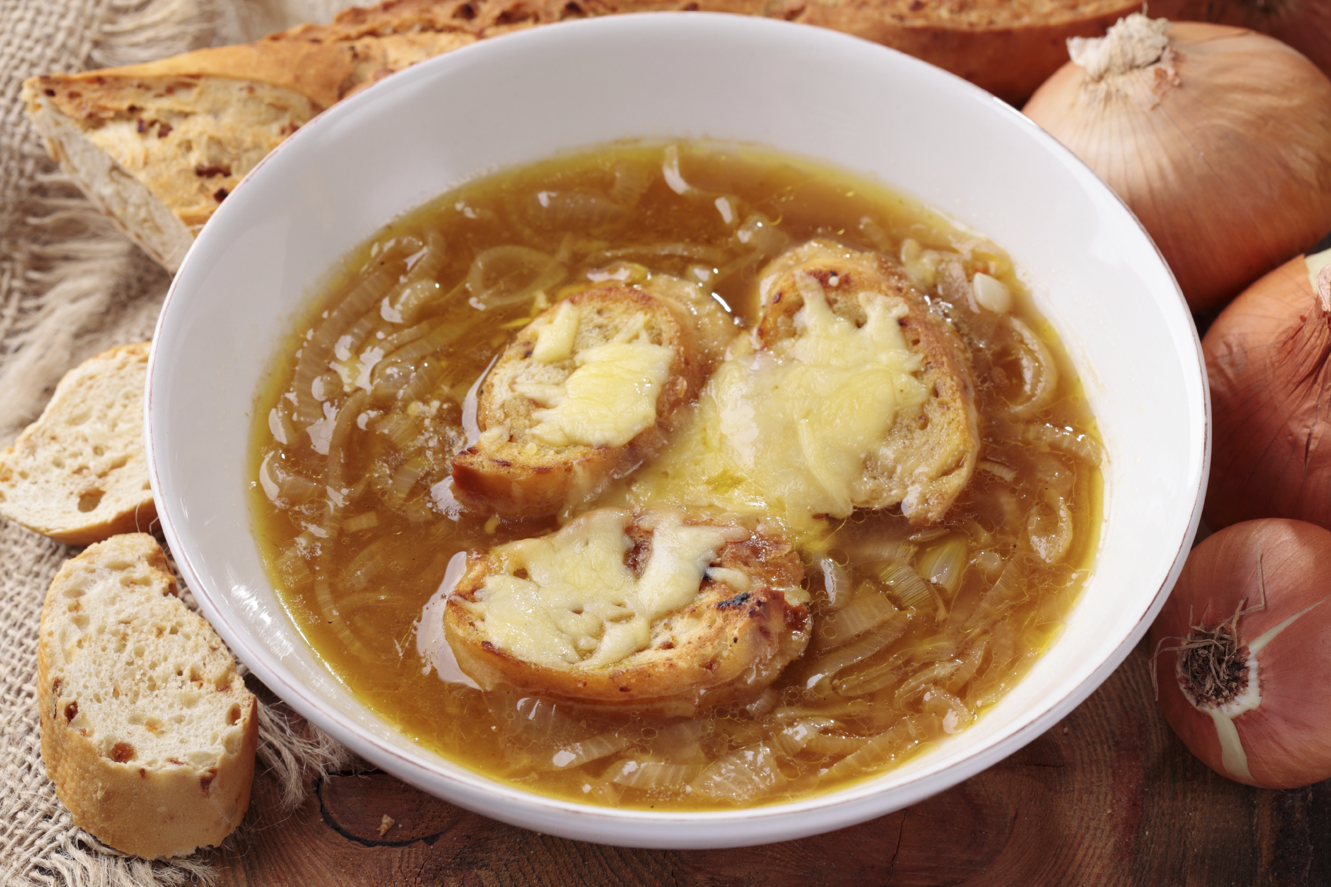 Sopa de cebolla y queso provolone gratinado