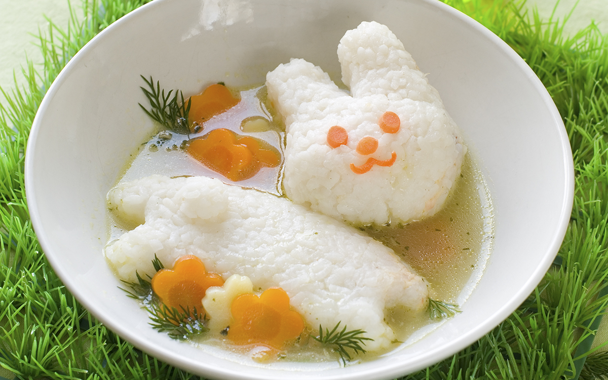 Sopa 'conejito' con arroz y verdura para niños