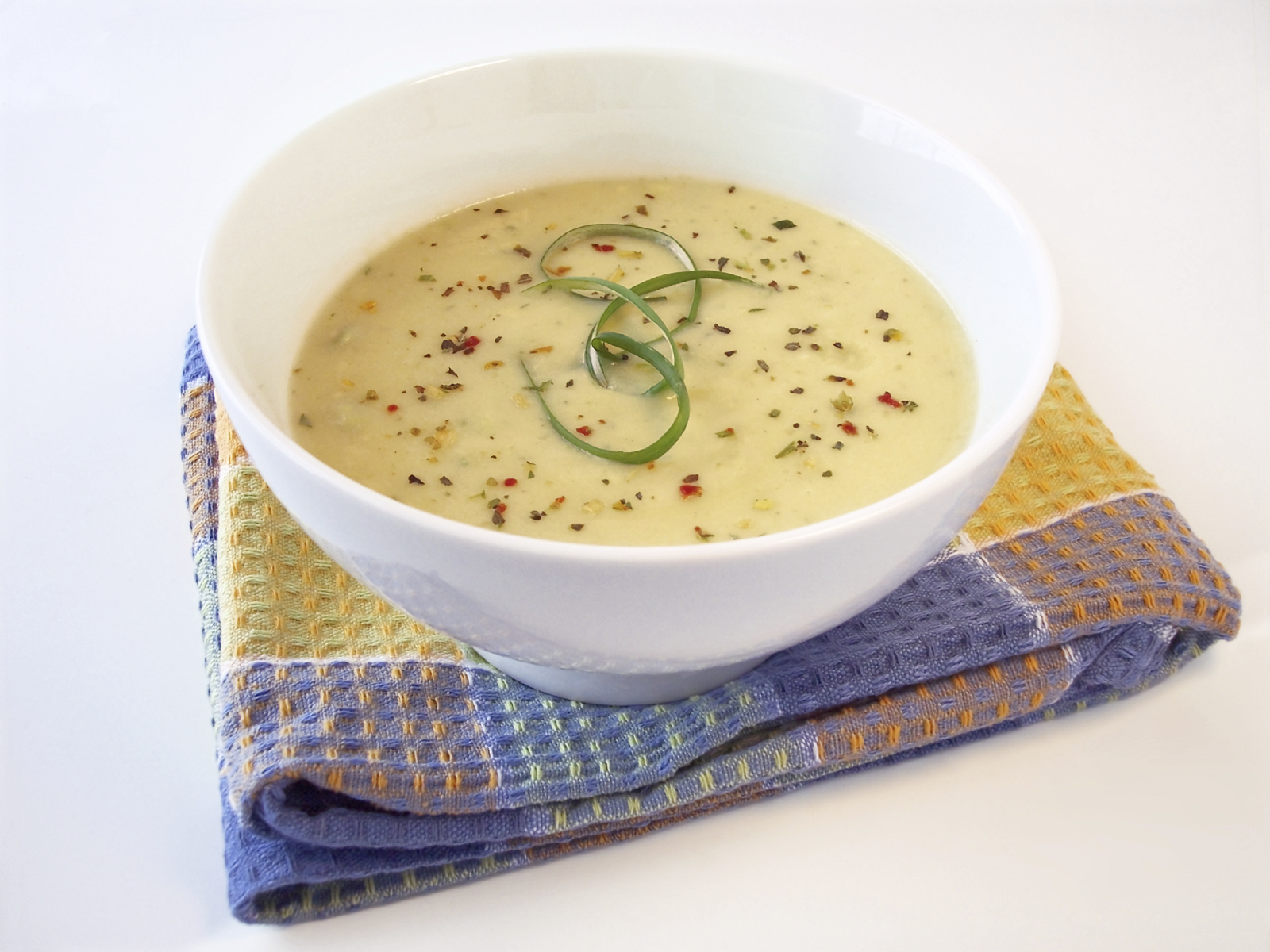 Sopa crema de puerros y maíz con mousse de pimiento y berenjena