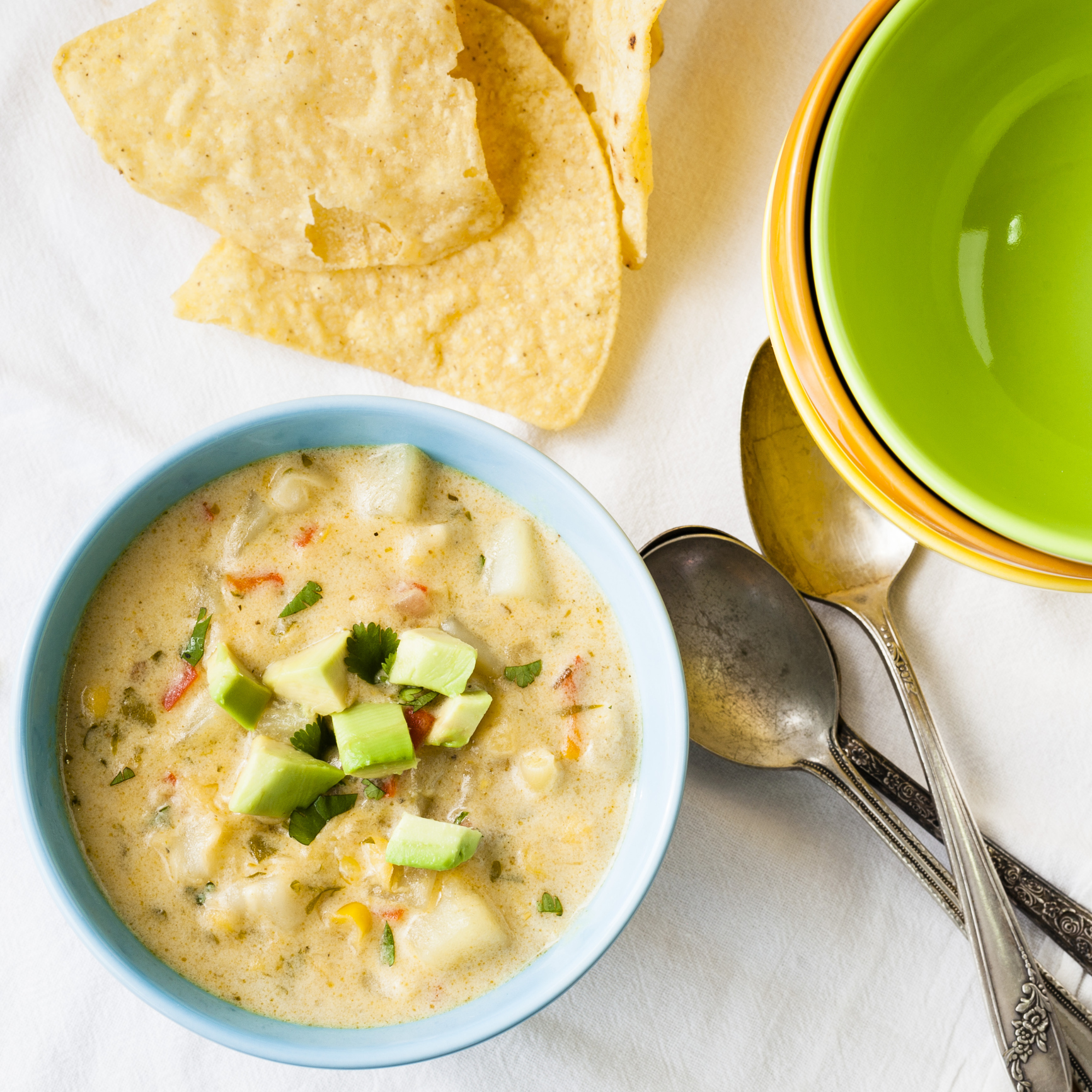 Sopa de cebolla con aguacate