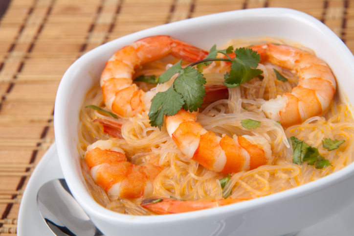 Sopa de gambas con fideos