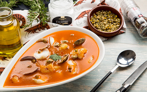 Sopa de marisco a la manzanilla con bacalao, patata, almejas y habas