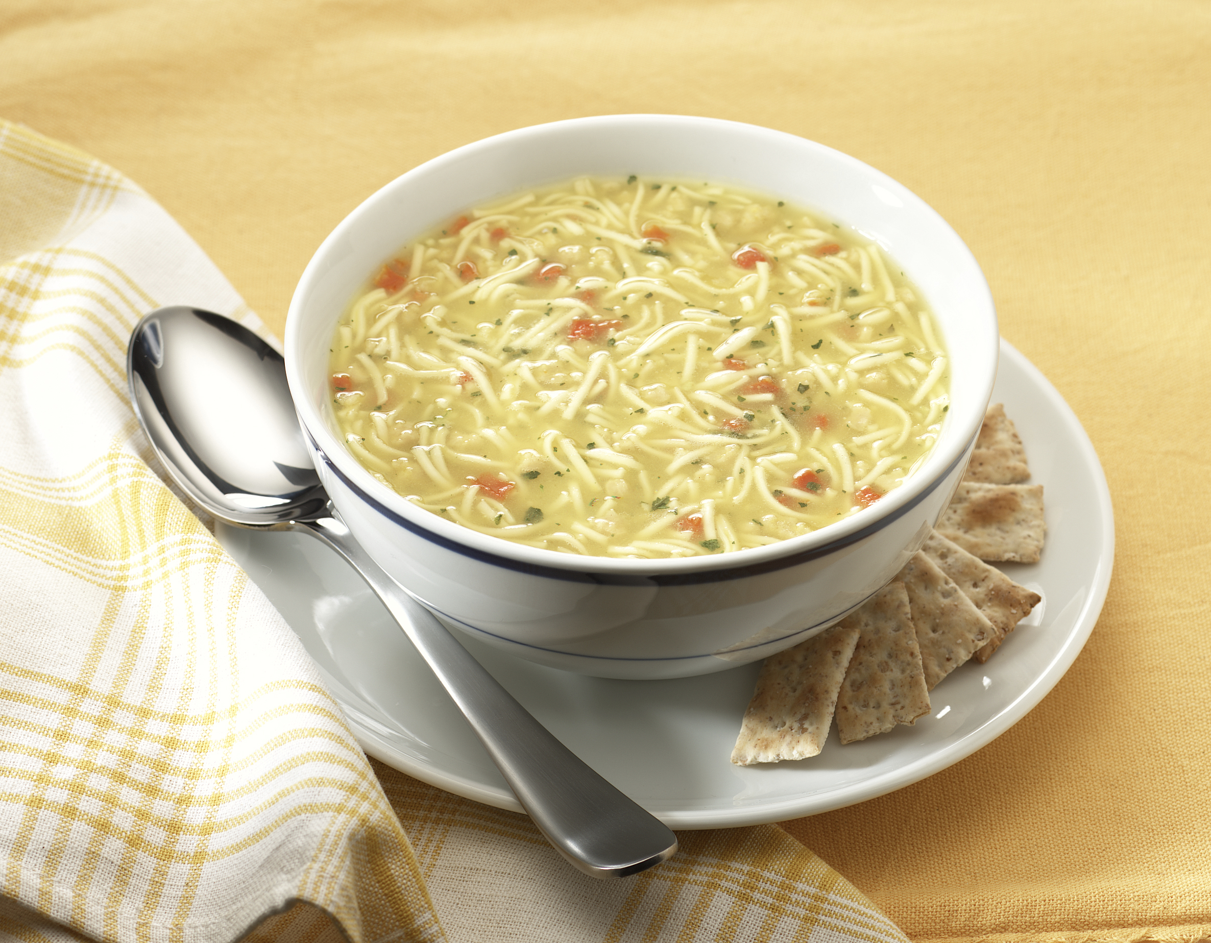 Sopa de fideos con caldo de cocido