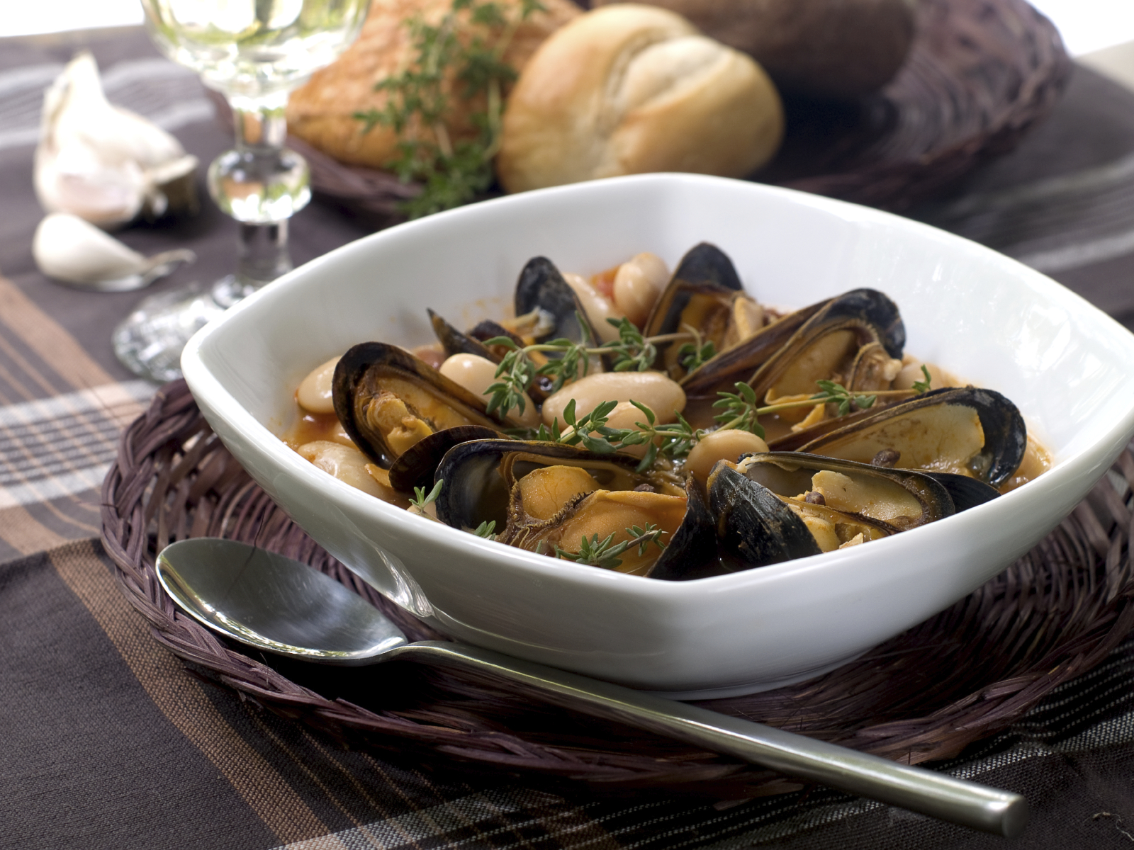 Sopa de alubias con mejillones