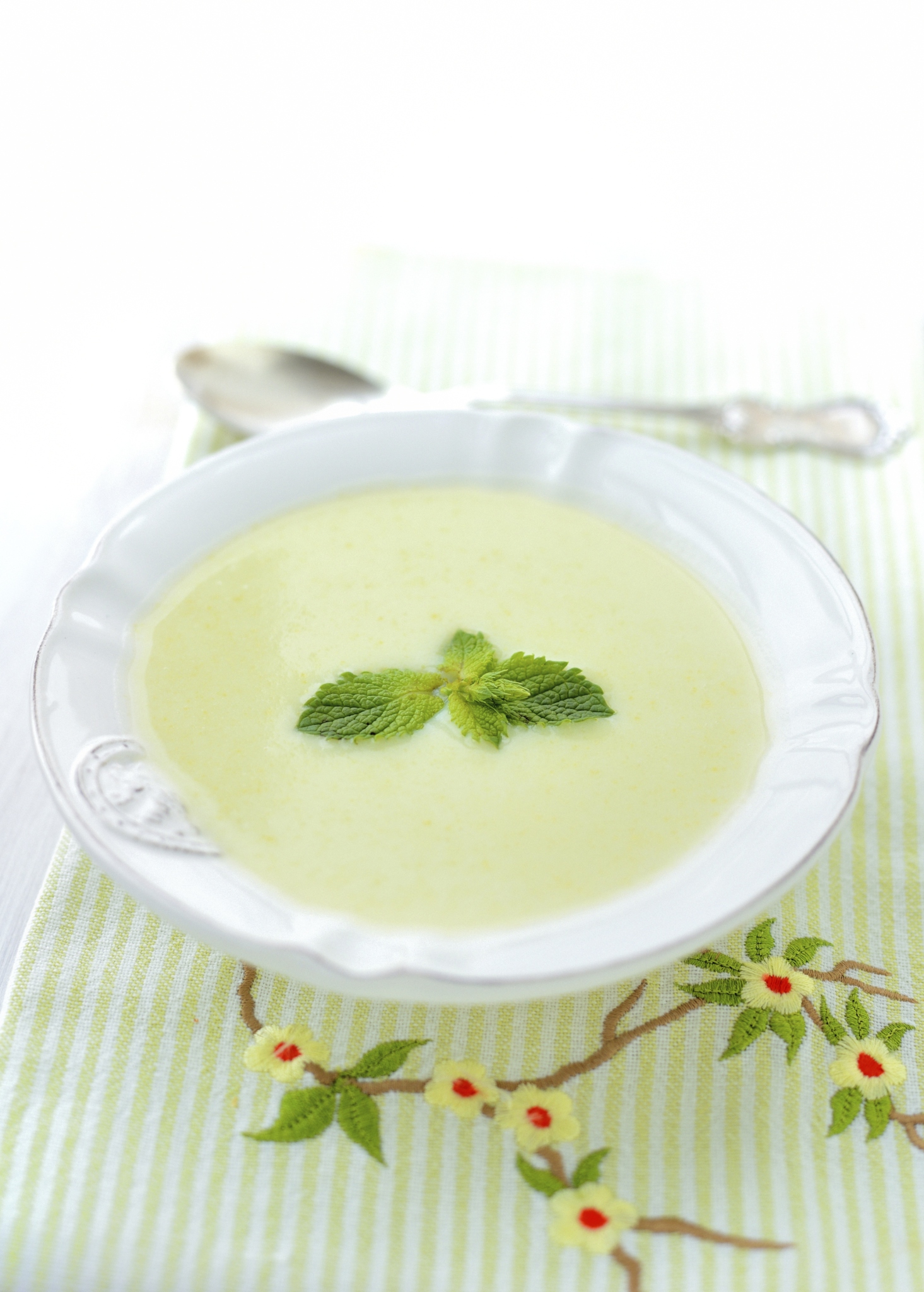 Sopa fría de puerros, lima y menta