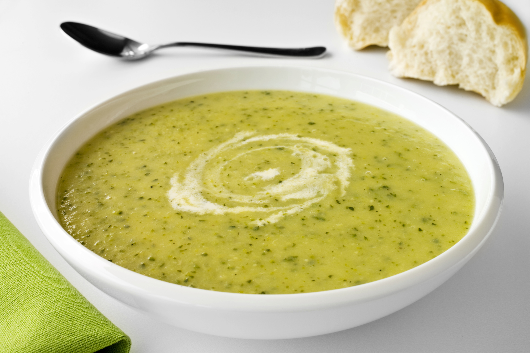 Sopa fría de verduras con queso