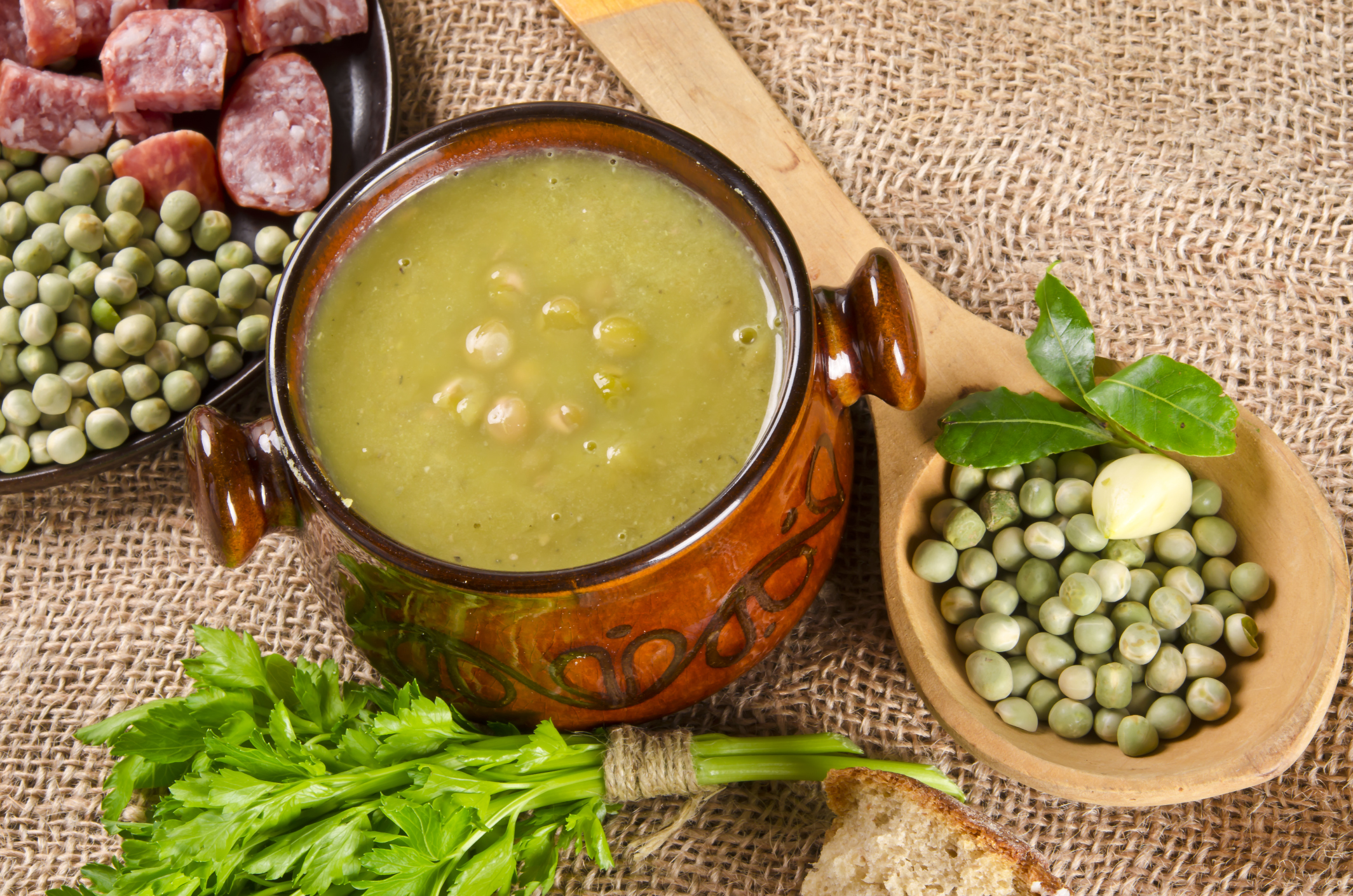 Sopa de guisantes con sémola