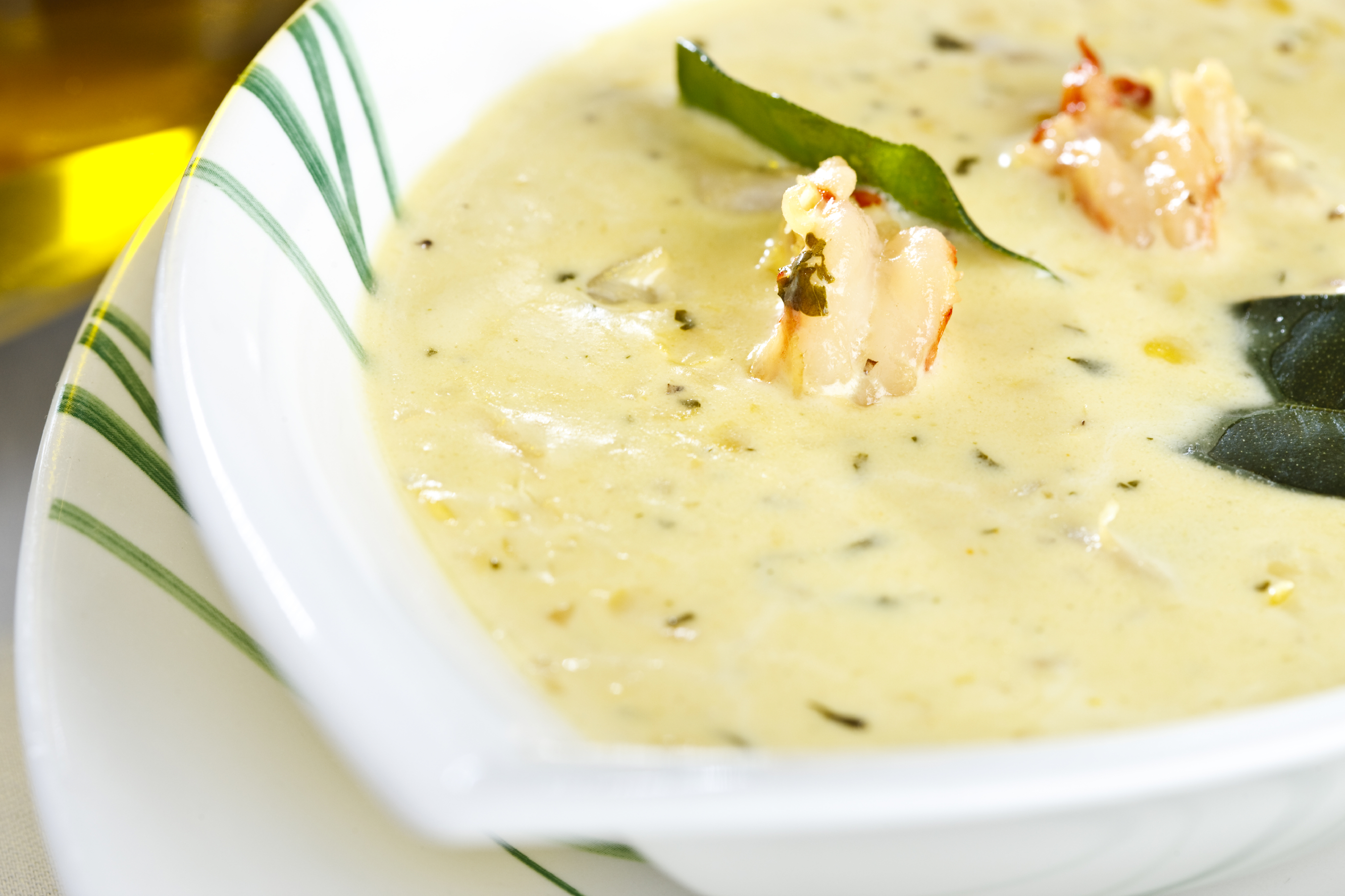 Sopa de mahonesa con merluza y gambas