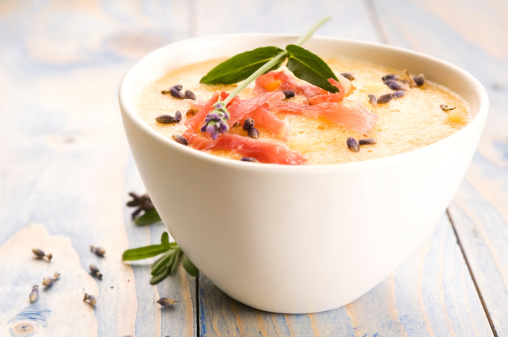 Sopa de melón con salmón ahumado y lavanda