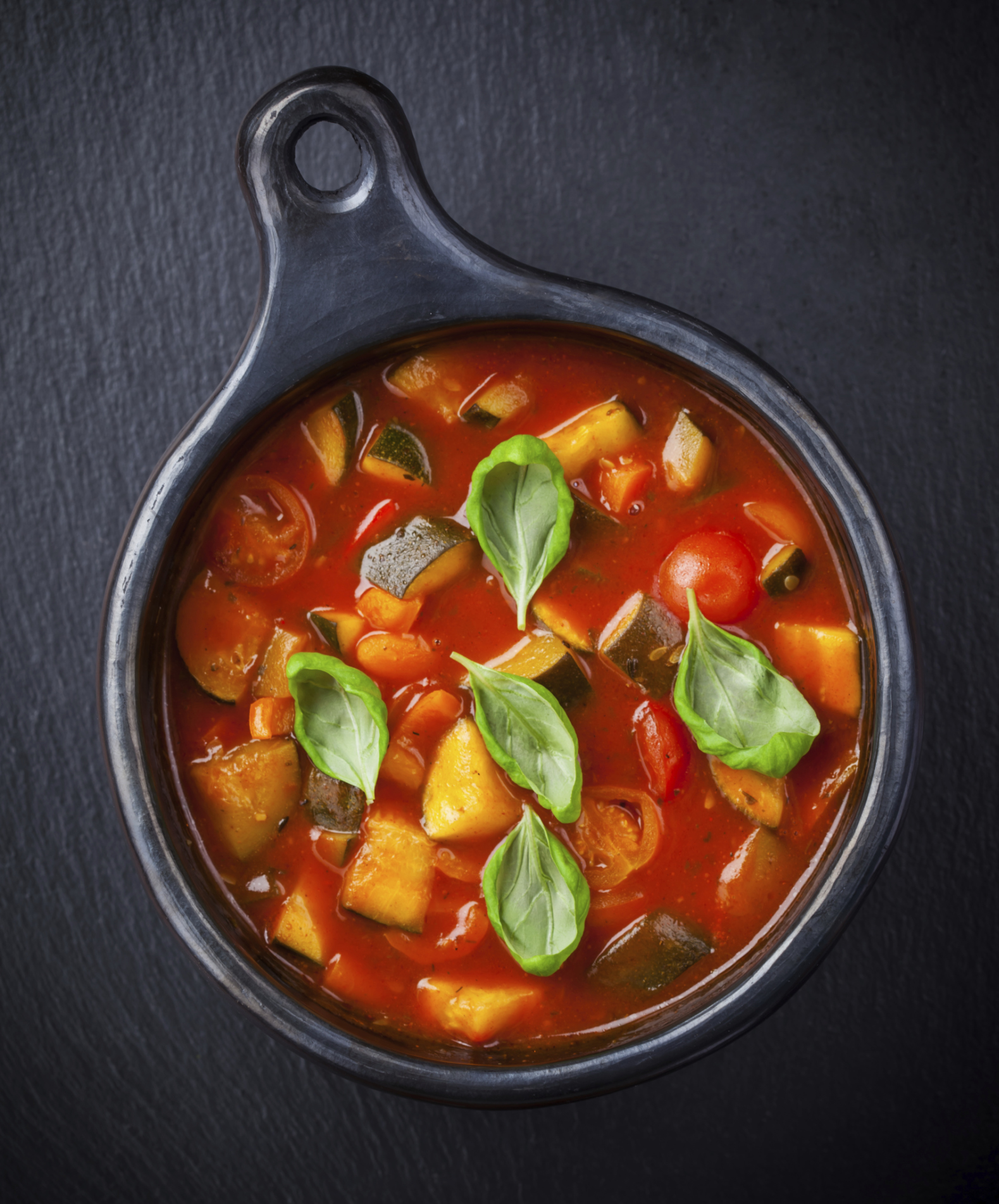 Sopa de tomate y calabacín