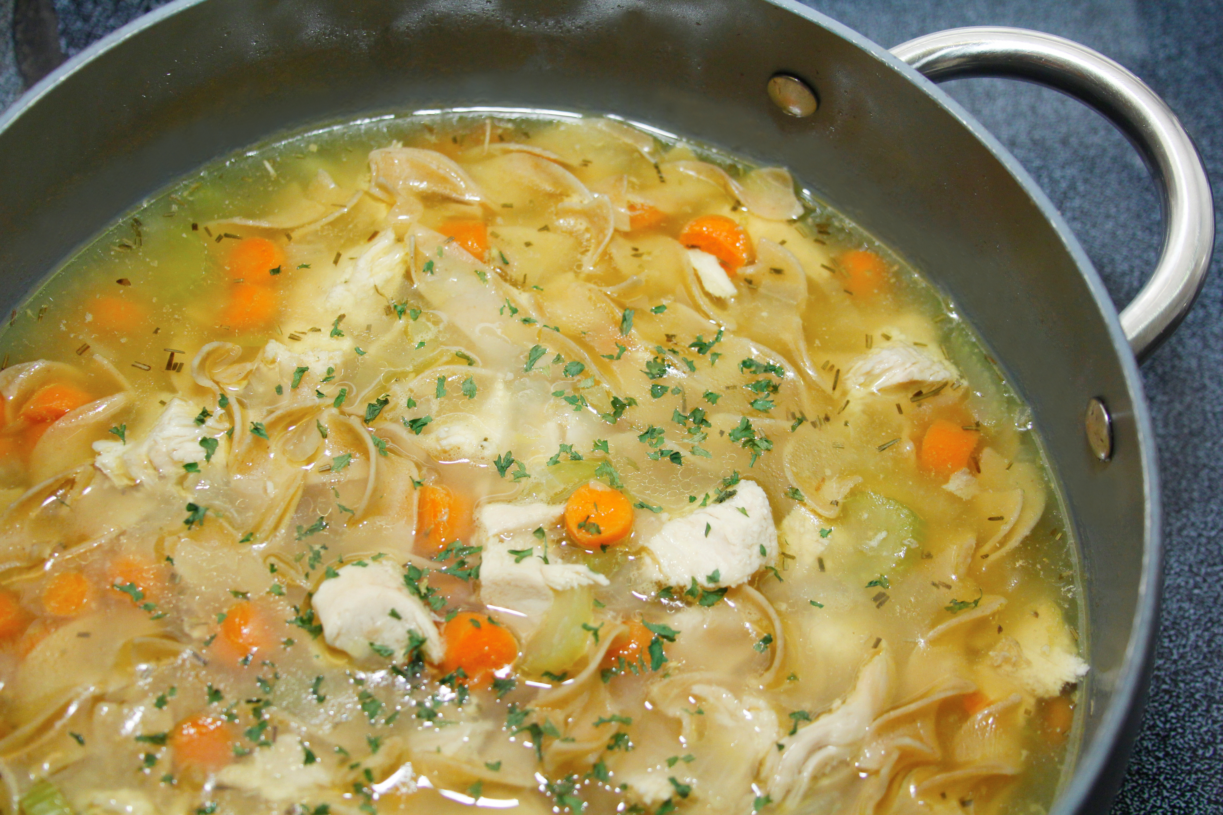 Cómo hacer Sopa de pollo con pasta | Recetas DIA