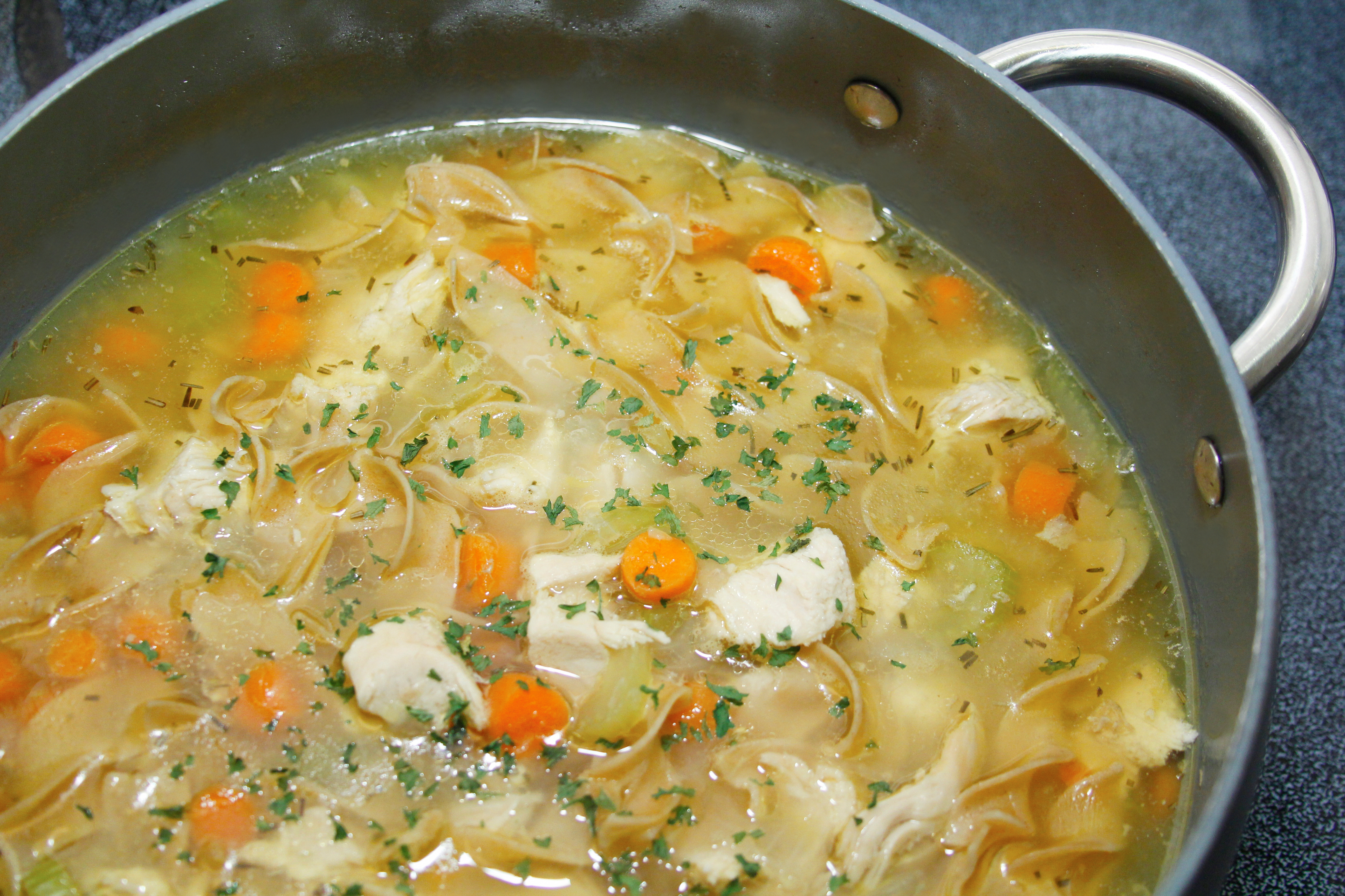 Sopa de pollo con pasta