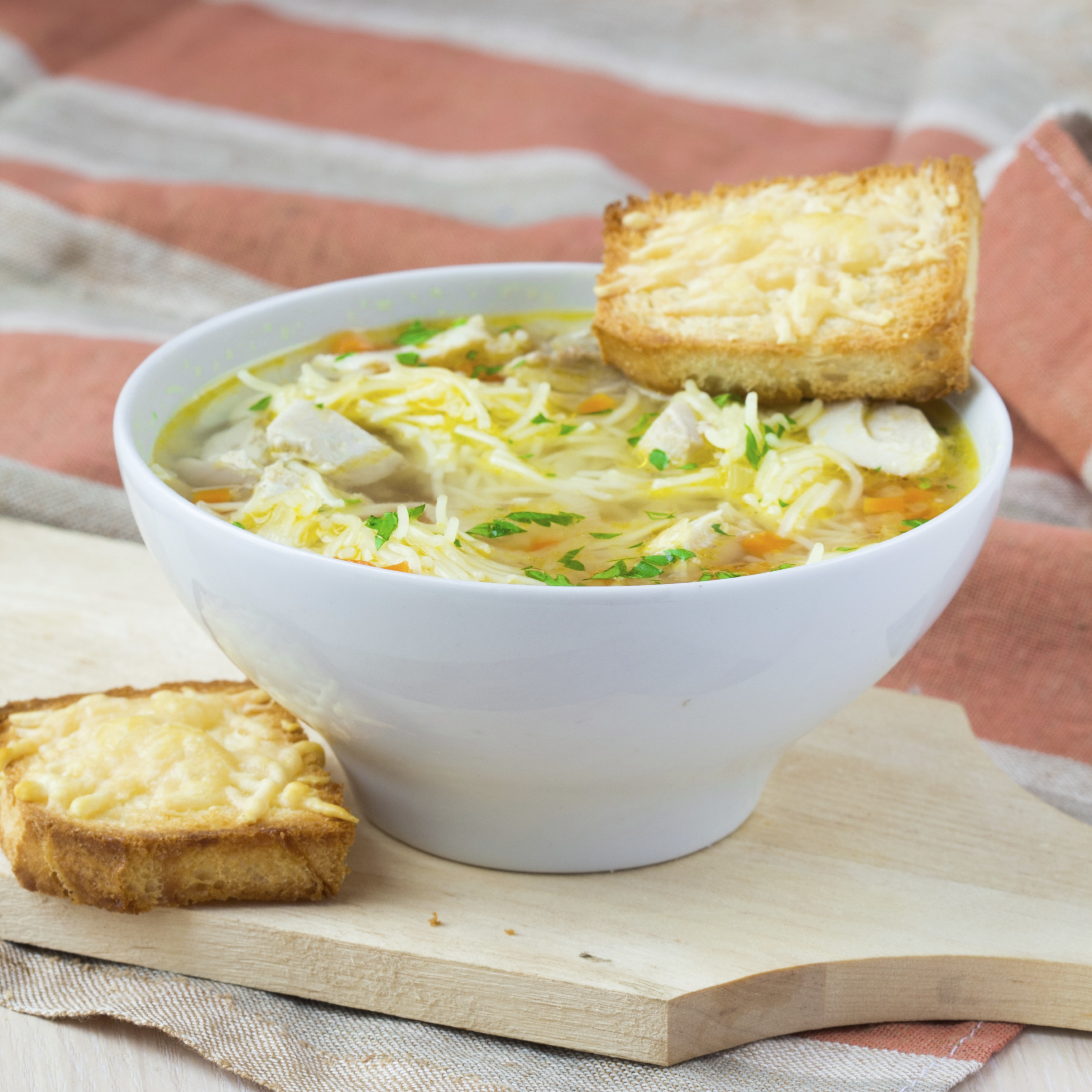 Sopa de pollo con verduras