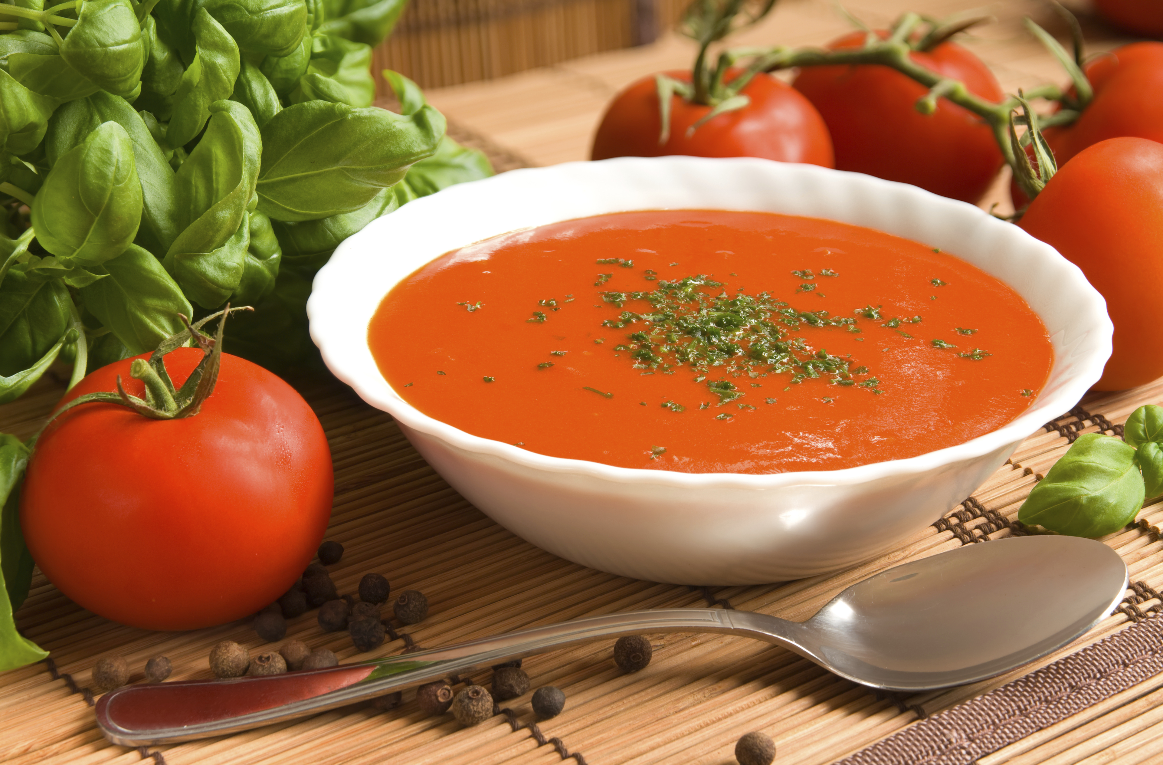 Sopa de tomate con albahaca