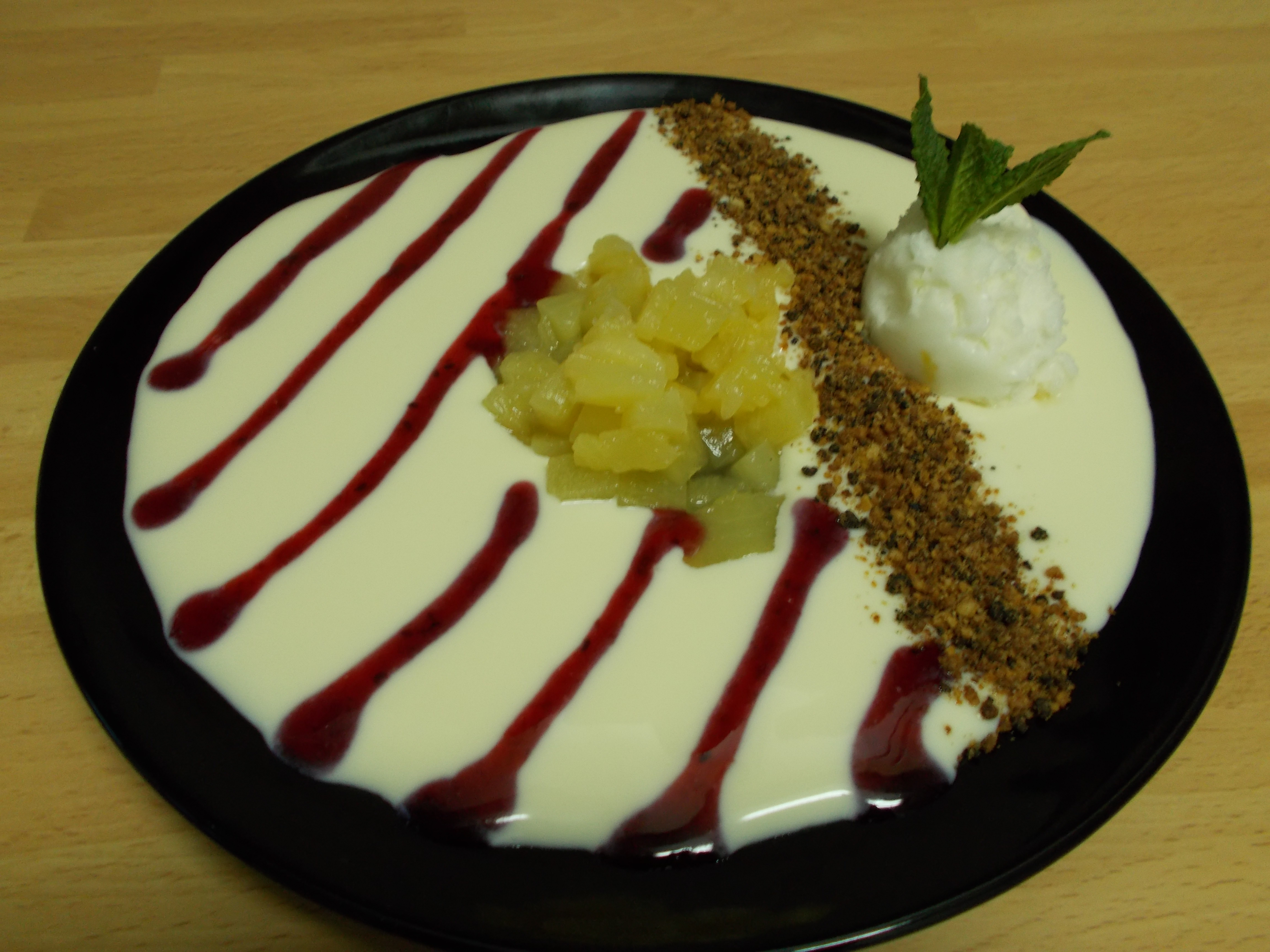 Sopa de chocolate blanco con frutas