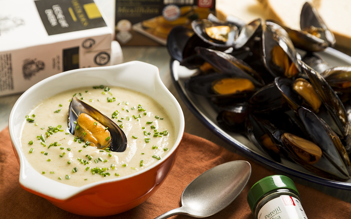 Sopa fría con mejillones