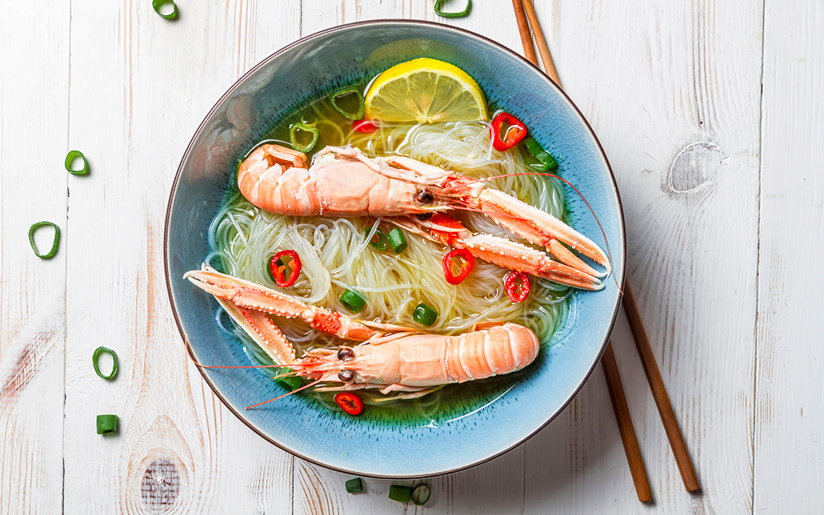 Sopa de fideos vermicelli con cigalas