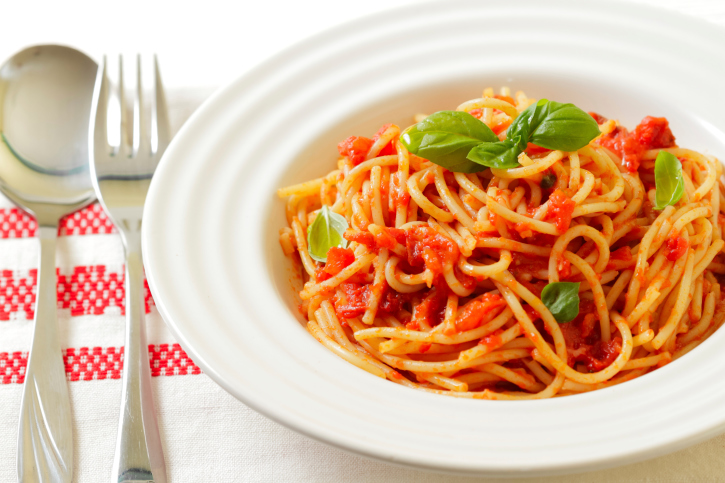 Spaghetti con tomate, albahaca y ajo