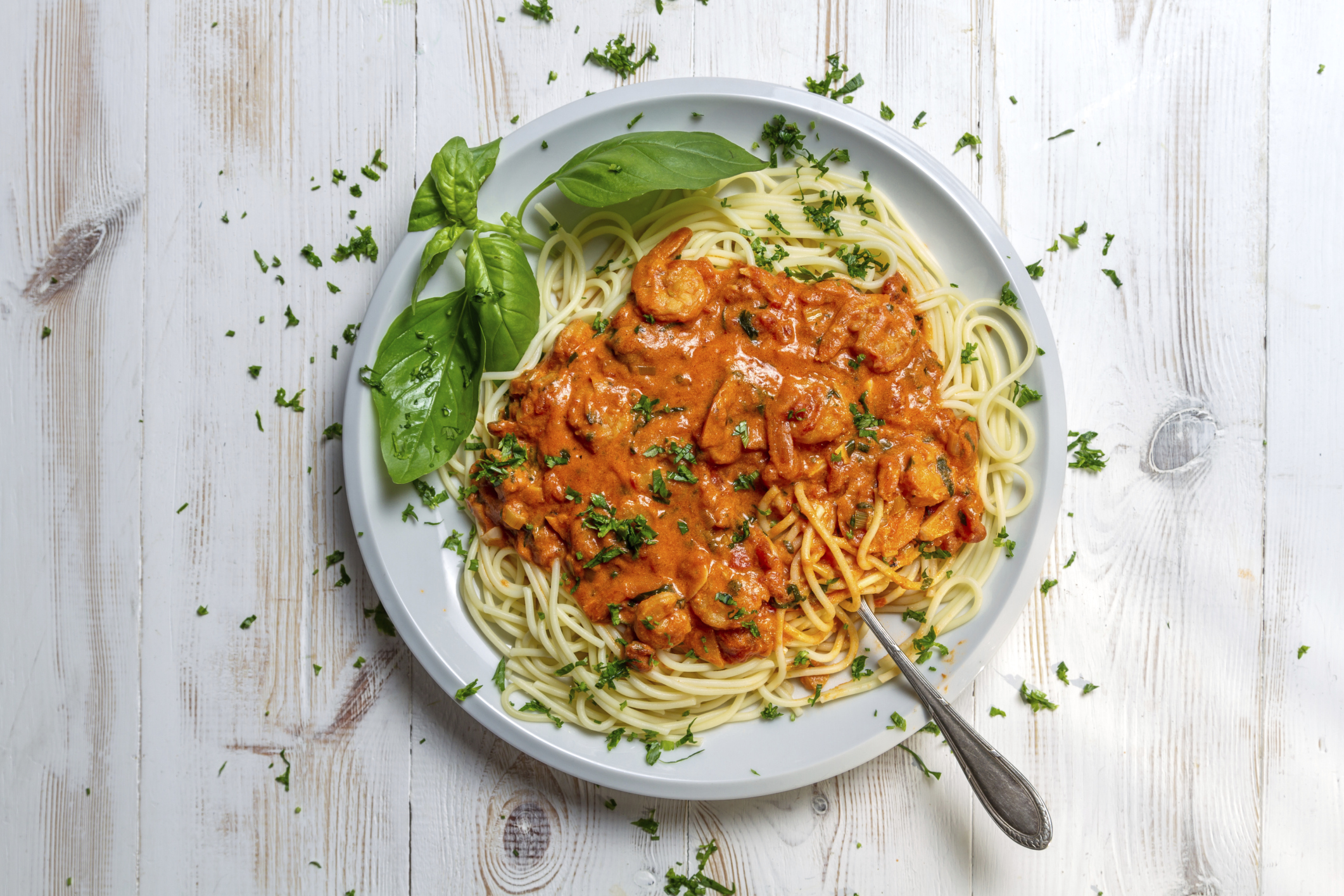 Spaghetti con salsa de tomate y gambas