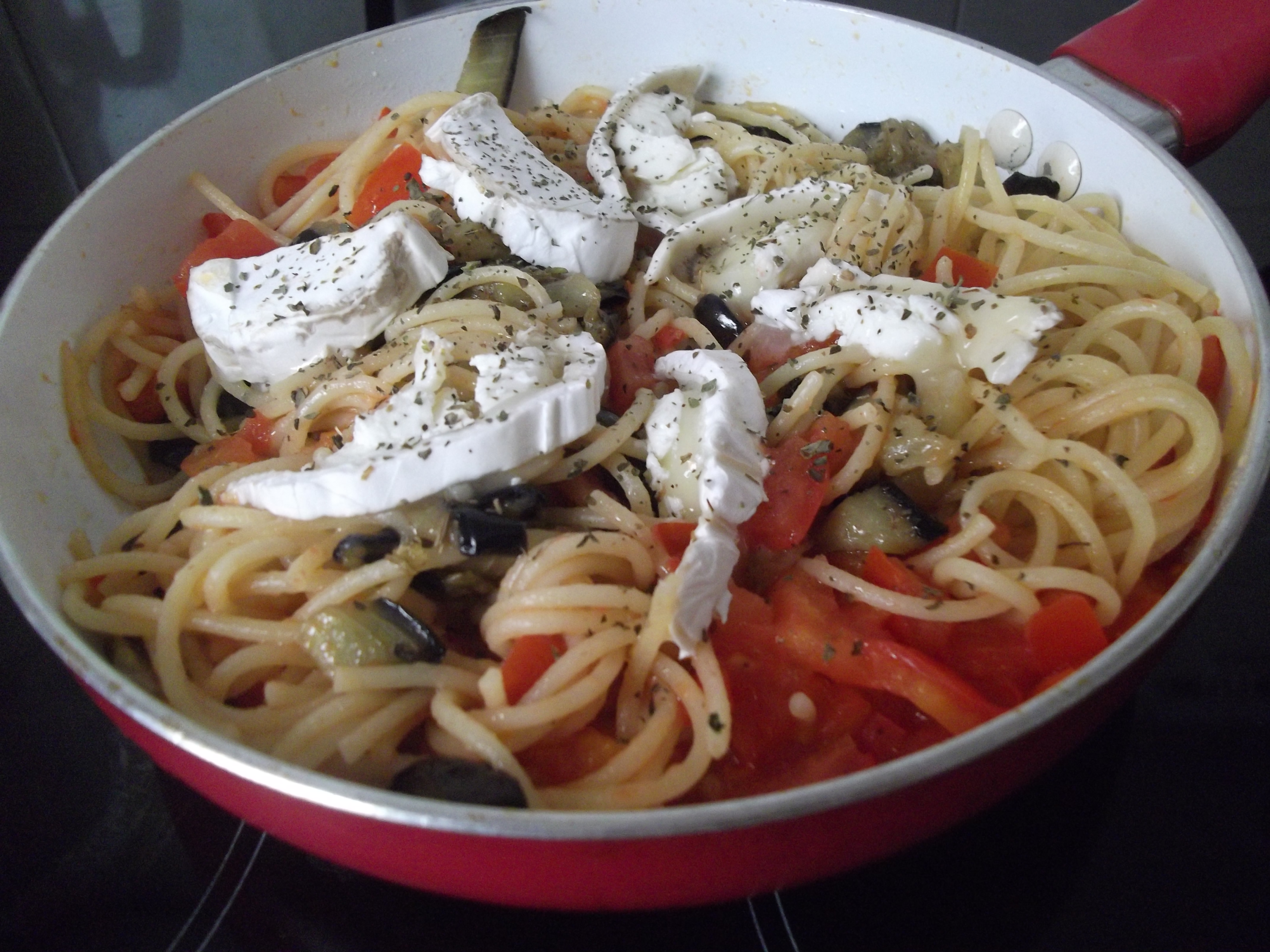 Espaghetti con ragú de berenjena y queso de cabra