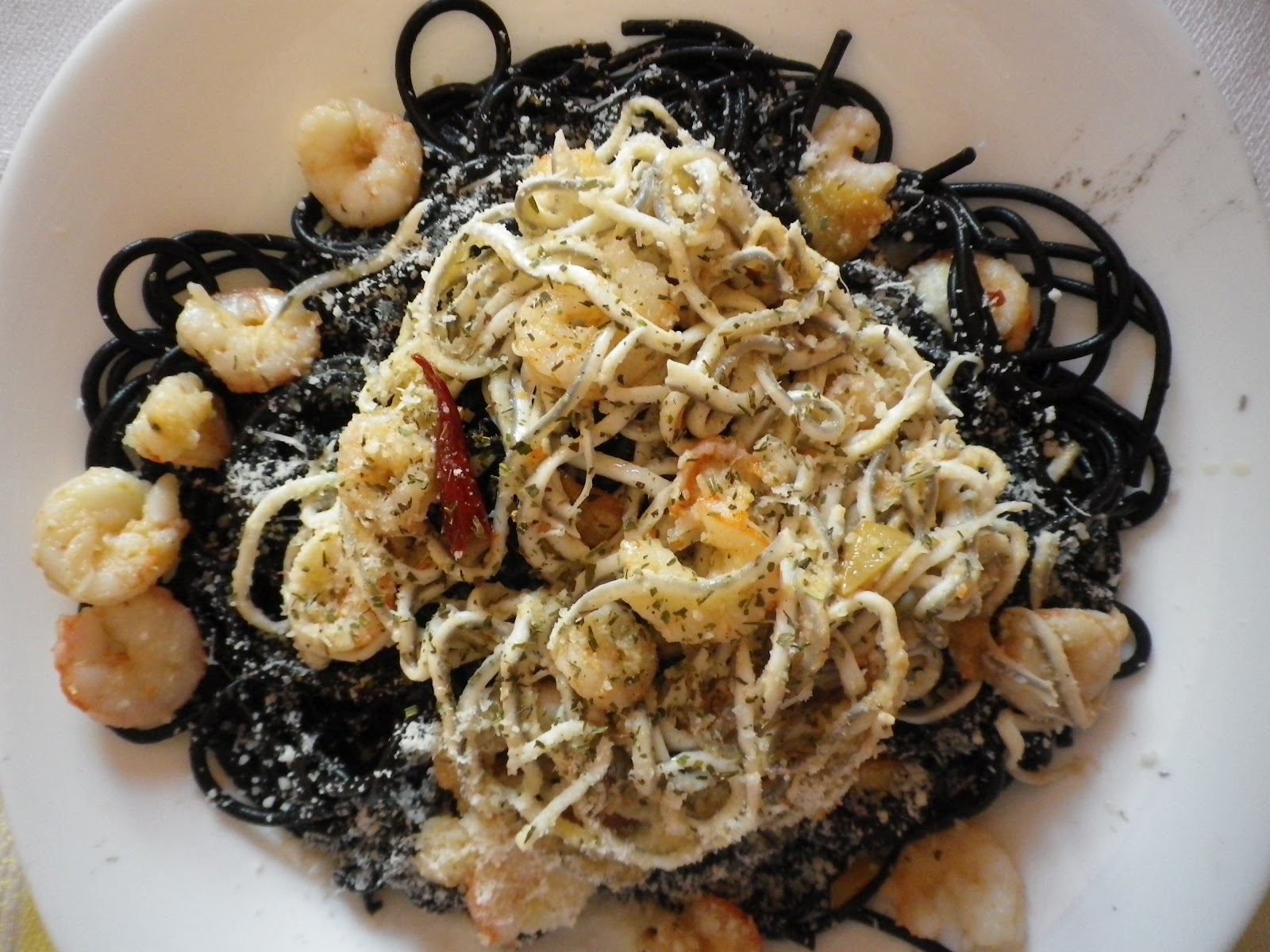espaguetis negros con gulas y gambas