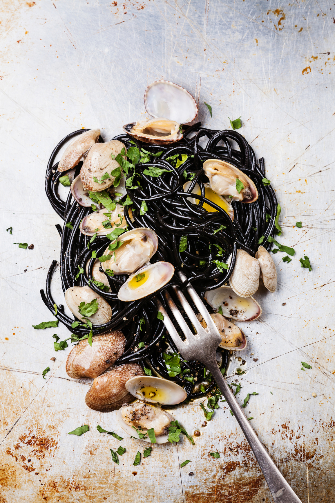 Spaguetti a la tinta de sepia con almejas y ajos