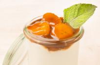 Vasito de plátano caramelizado con yogur griego