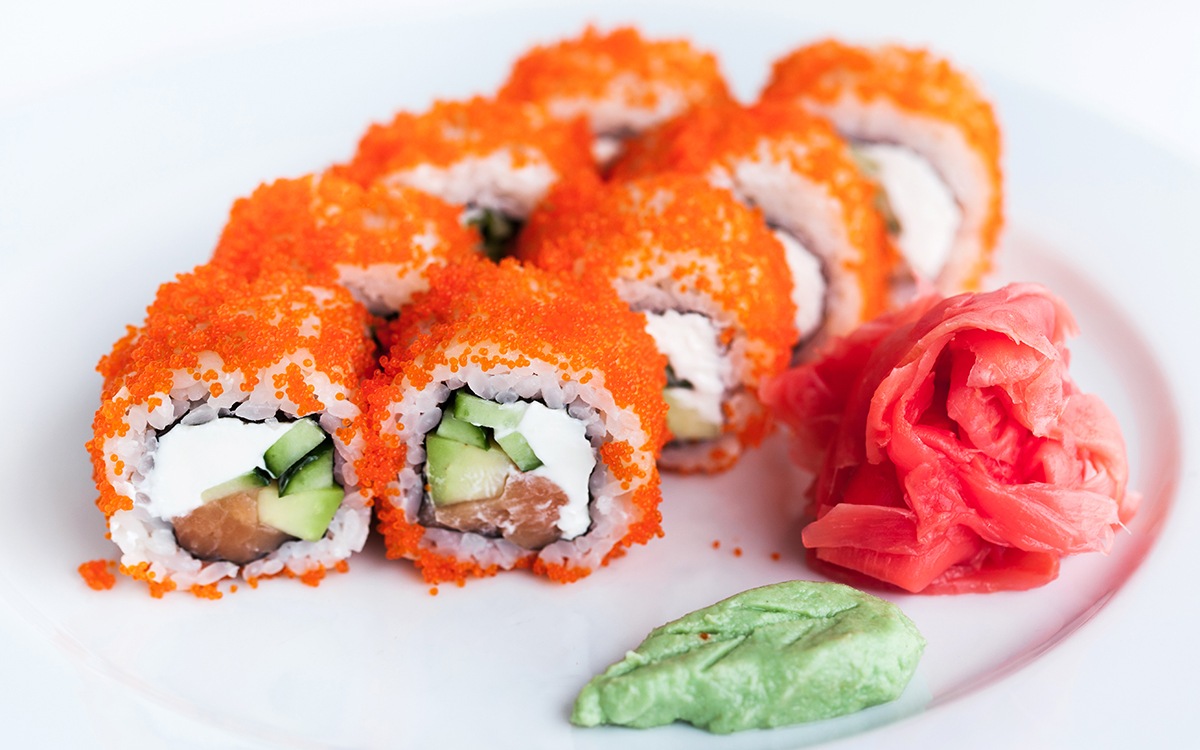 Sushi invertido con atún y queso fresco