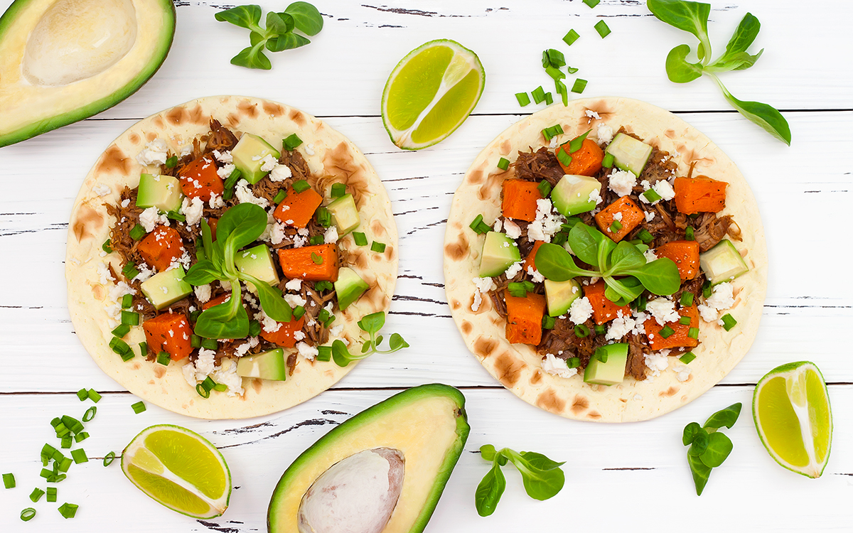 Tacos de carne con batata queso y aguacate