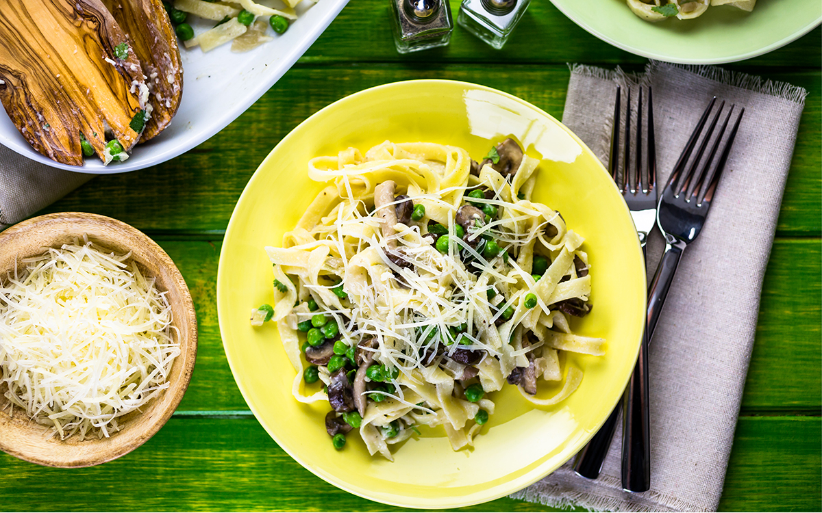 Tagliatelle a la crema con guisantes y setas